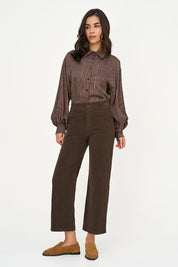 Blouse brune imprimée portée avec un pantalon coordonné, vue plein pied