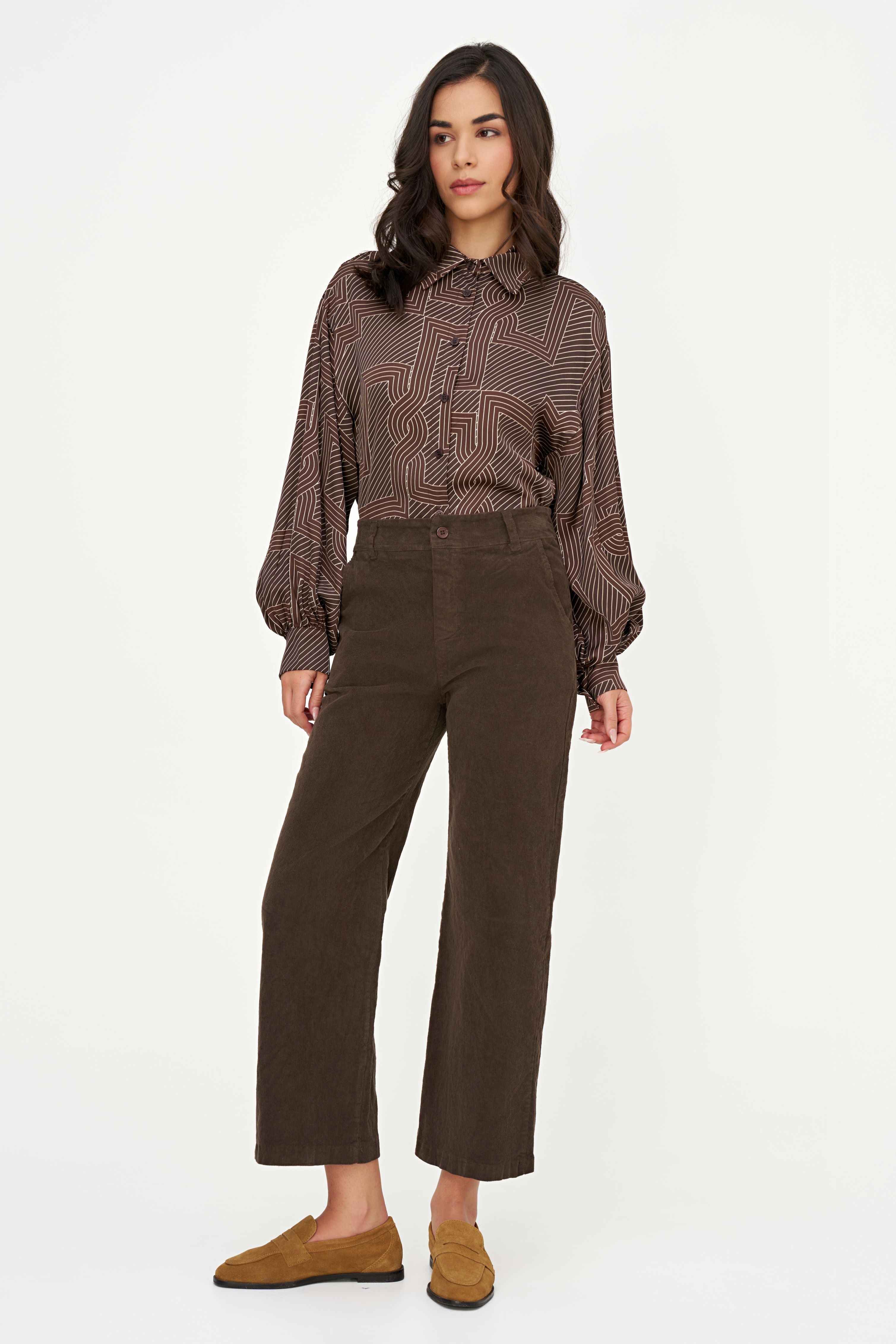Blouse brune imprimée portée avec un pantalon coordonné, vue plein pied