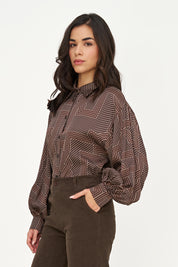 Blouse brune à manches amples, vue de trois quarts