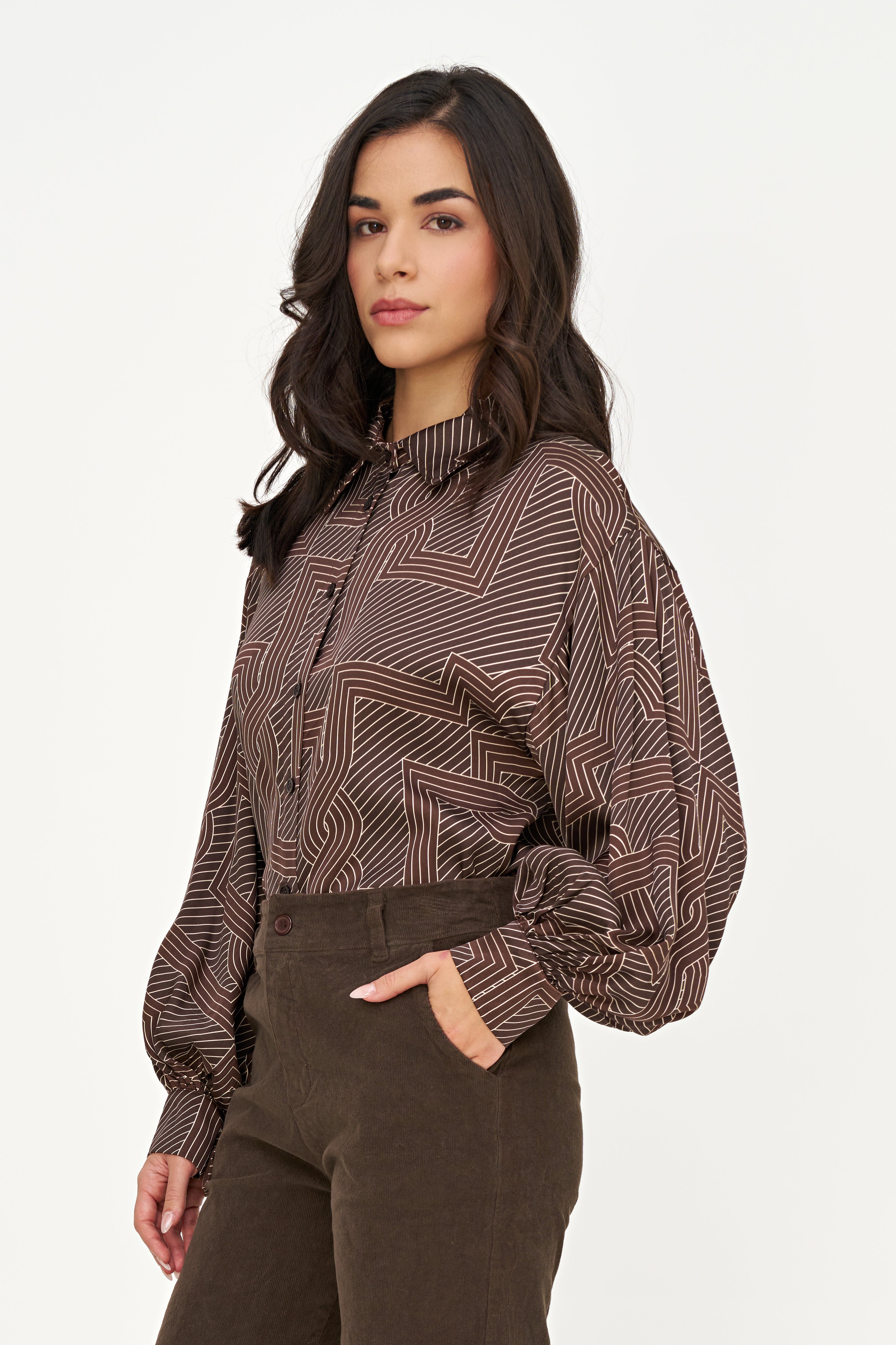Blouse brune à manches amples, vue de trois quarts