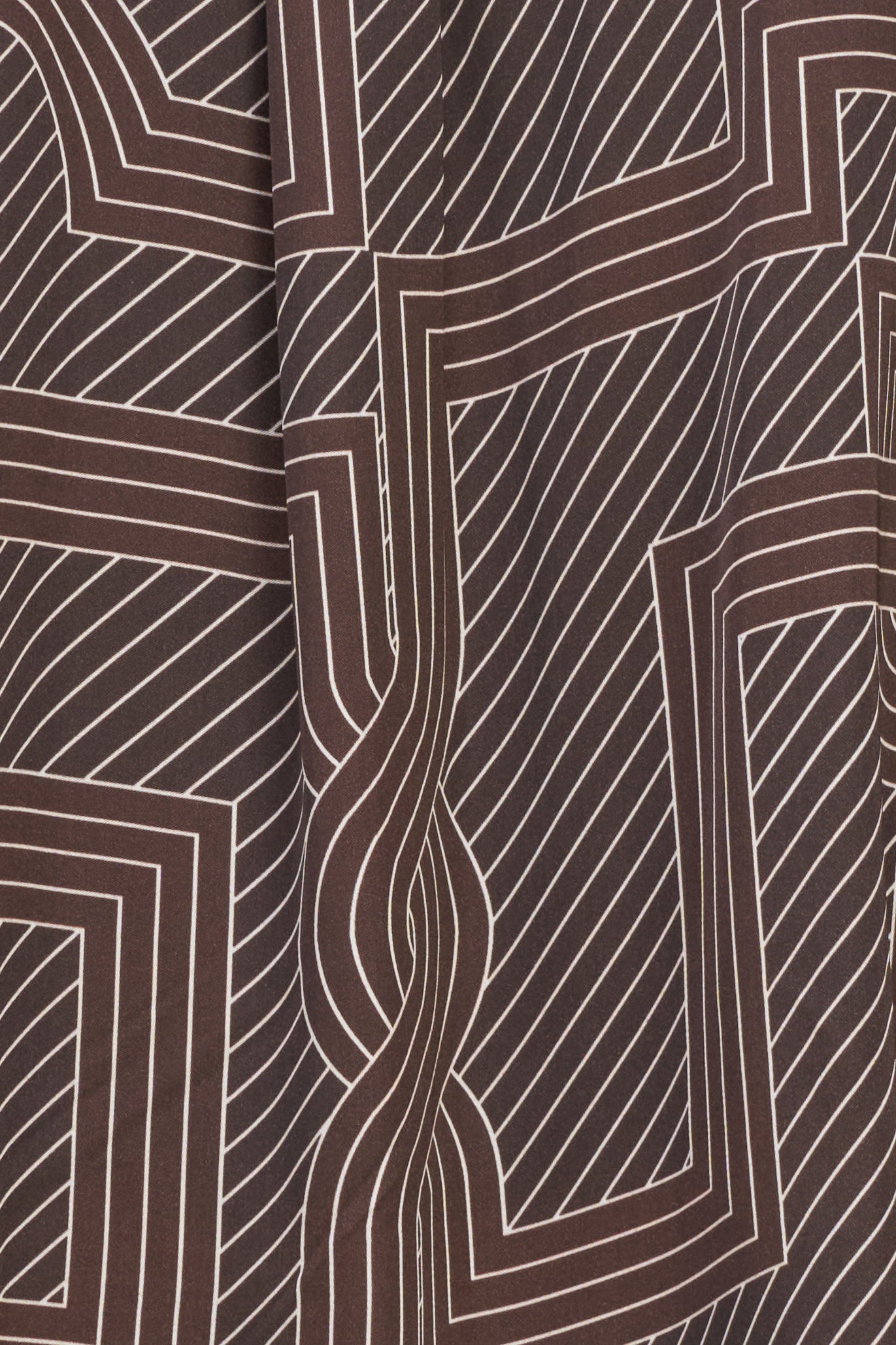 Détail du motif géométrique brun et beige de la blouse