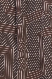Détail du motif géométrique brun et beige de la blouse