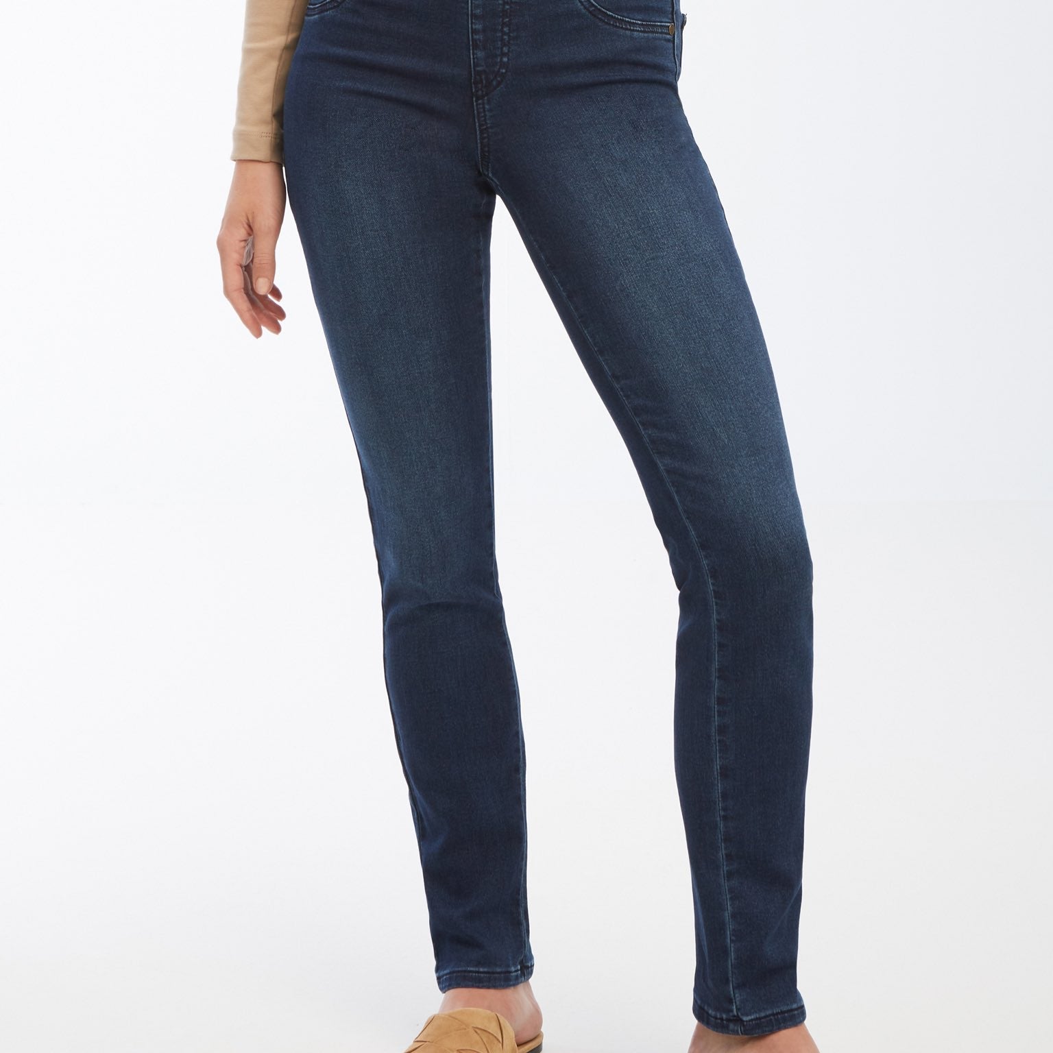 Jeans pour femme à enfiler (sans fermeture éclair), coupe jambe étroite. Tissu extensible 83% coton, 16% polyester, 1% élasthanne. Marque Lois.