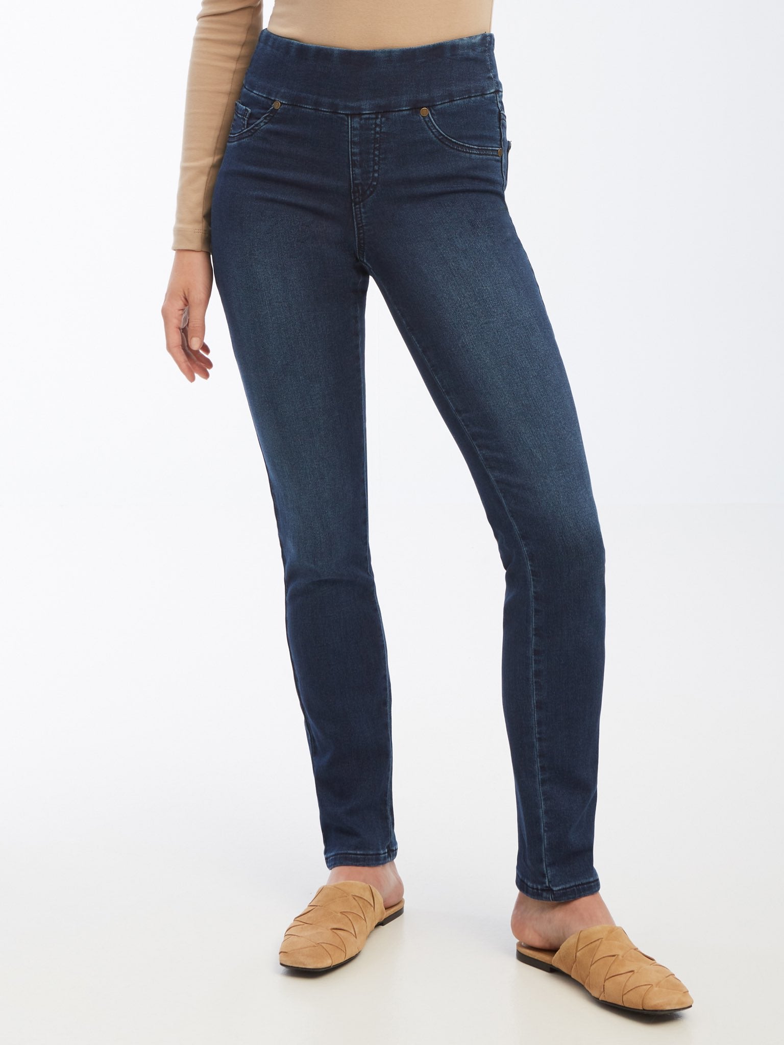 Jeans pour femme à enfiler (sans fermeture éclair), coupe jambe étroite. Tissu extensible 83% coton, 16% polyester, 1% élasthanne. Marque Lois.