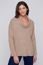 Chandail tunique pour femme, de couleur ivoire, avec col baveux drapé. Tissu en tricot fluide (viscose, polyester, nylon). Marque Coco Y Club.