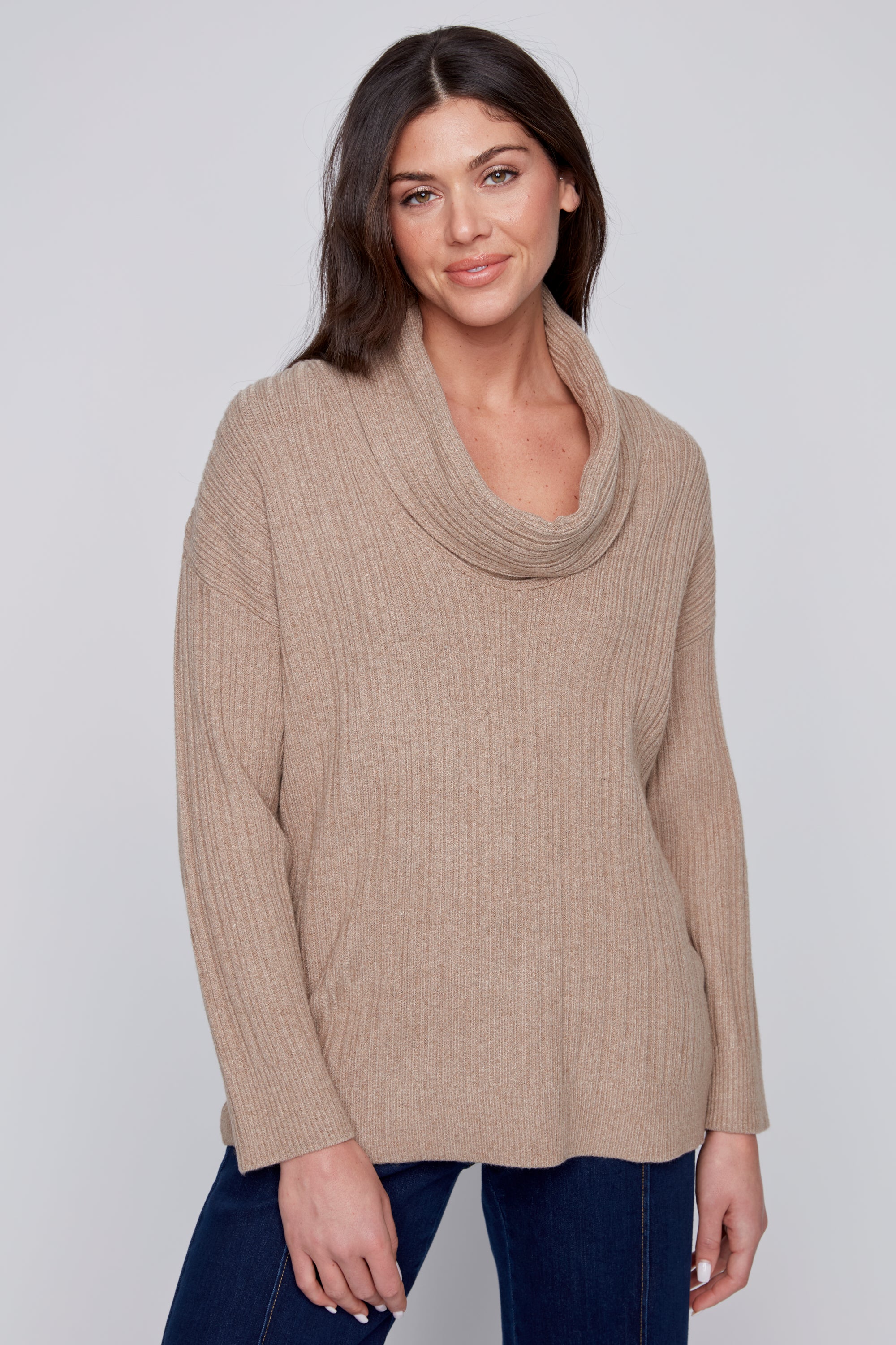 Chandail tunique pour femme, de couleur ivoire, avec col baveux drapé. Tissu en tricot fluide (viscose, polyester, nylon). Marque Coco Y Club.