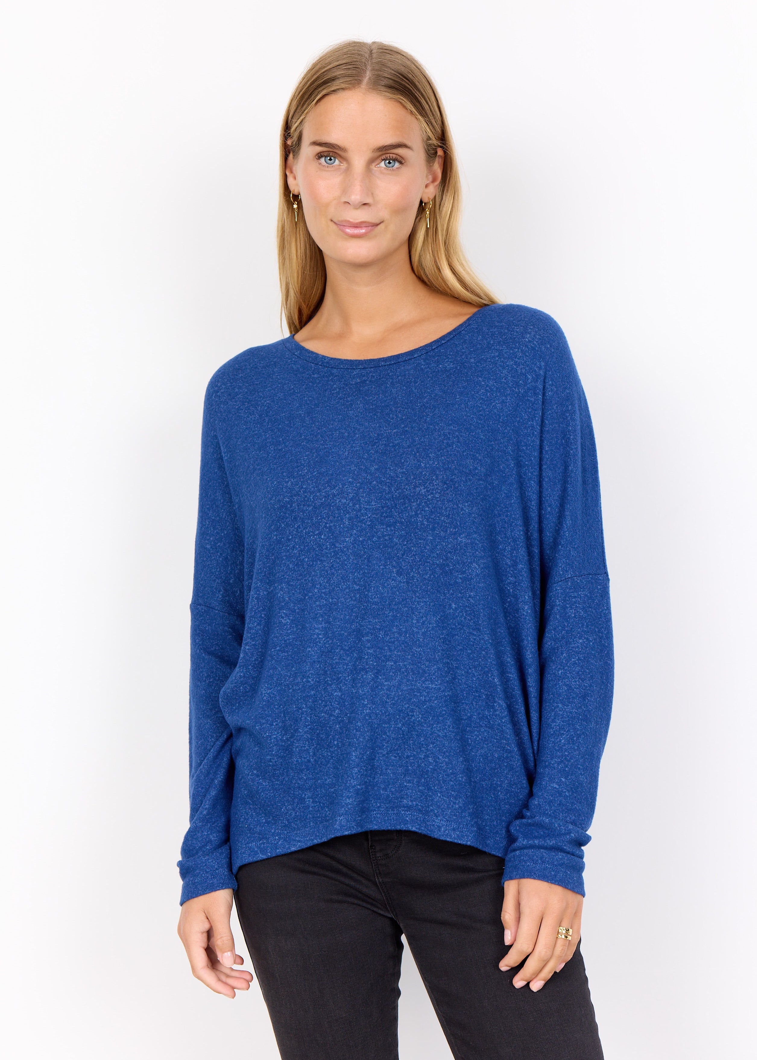 24788_F_2025_96832_M_01_chandail-basique-viscose-ecologique-soya-concept_bleu_manche_longue_douceur_02ae2cbc-f59b-46b9-b954-3844e5cdd5d5.jpg
