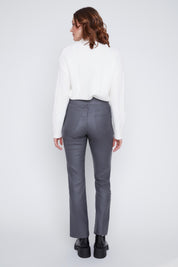 Pantalon pull-on Cyc de couleur gris métallique, à jambe évasée avec une petite fente au bas.