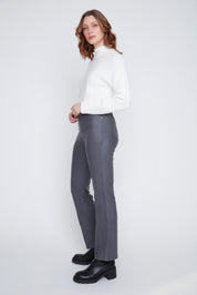 Pantalon pull-on Cyc de couleur gris métallique, à jambe évasée avec une petite fente au bas.