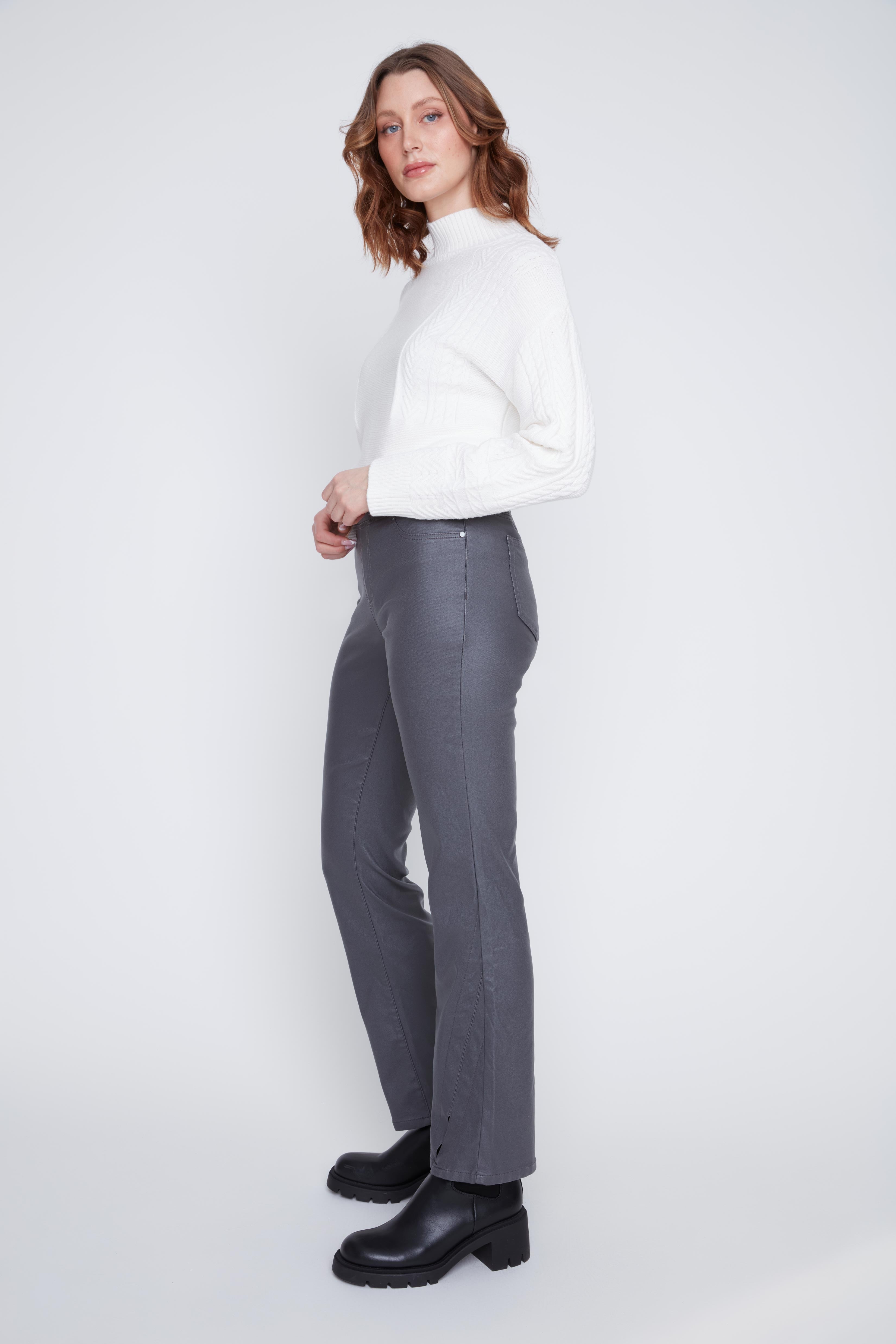 Pantalon pull-on Cyc de couleur gris métallique, à jambe évasée avec une petite fente au bas.