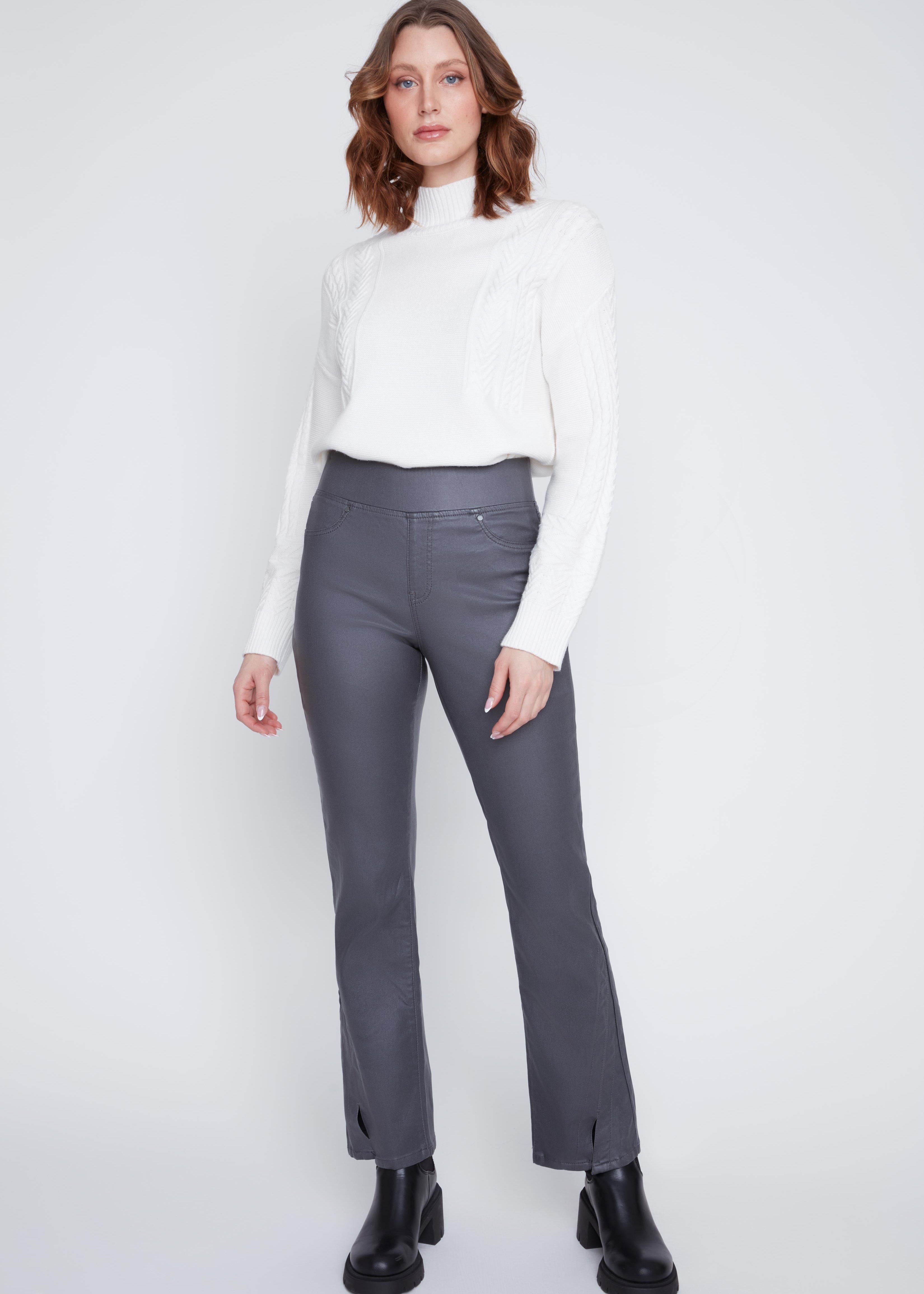 Pantalon pull-on Cyc de couleur gris métallique, à jambe évasée avec une petite fente au bas.