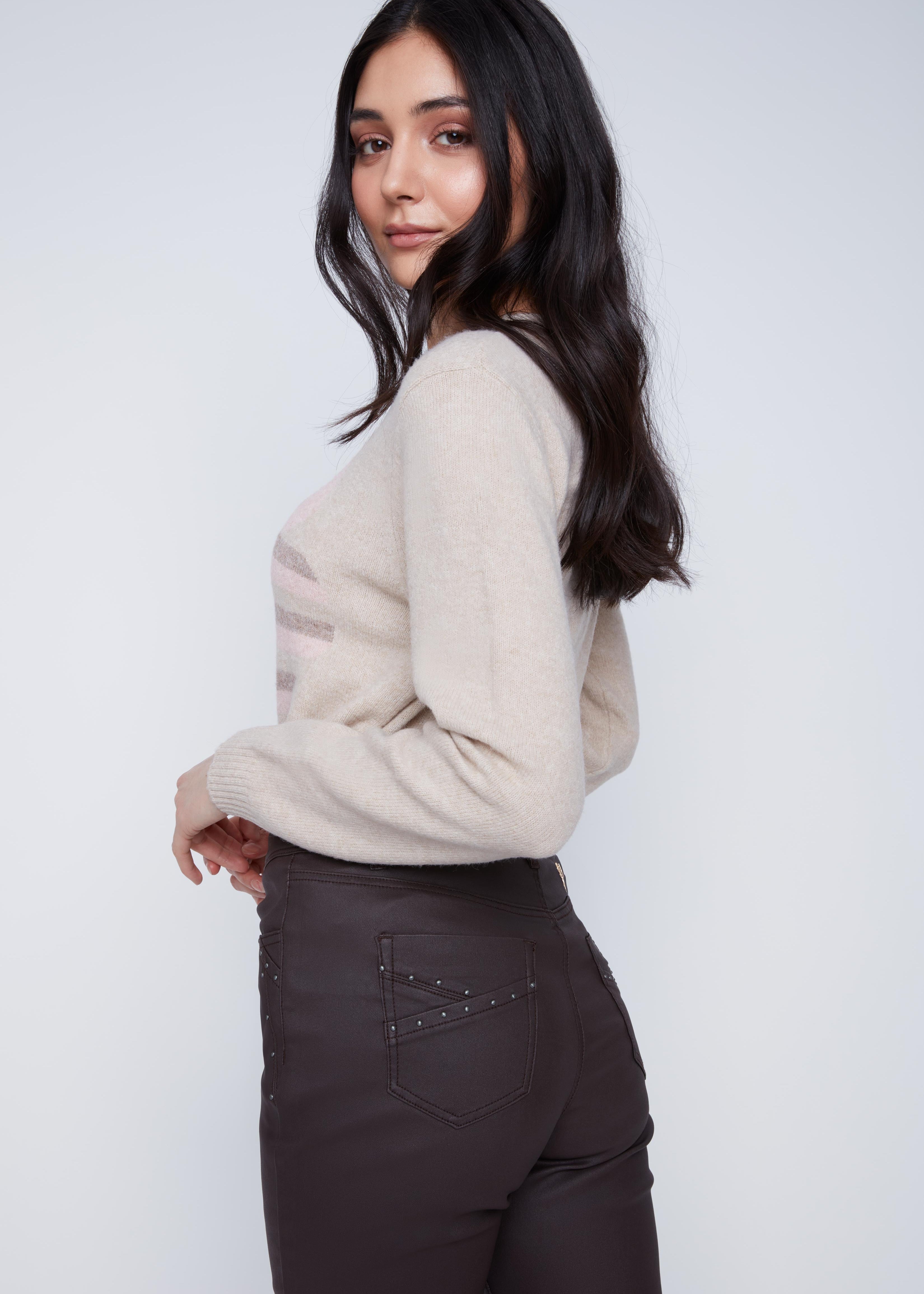 Pantalon droit en cuir végan de la compagnie Cyc Coco Y Club, de couleur brun luisant, avec bouton et fermeture éclair.