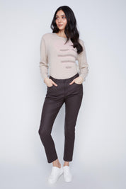 Pantalon droit en cuir végan de la compagnie Cyc Coco Y Club, de couleur brun luisant, avec bouton et fermeture éclair.
