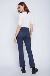 Pantalon Cyc Coco Y Club en suède végane de couleur bleu marin, à jambe évasée et taille élastique, avec deux boutons argentés à la taille.