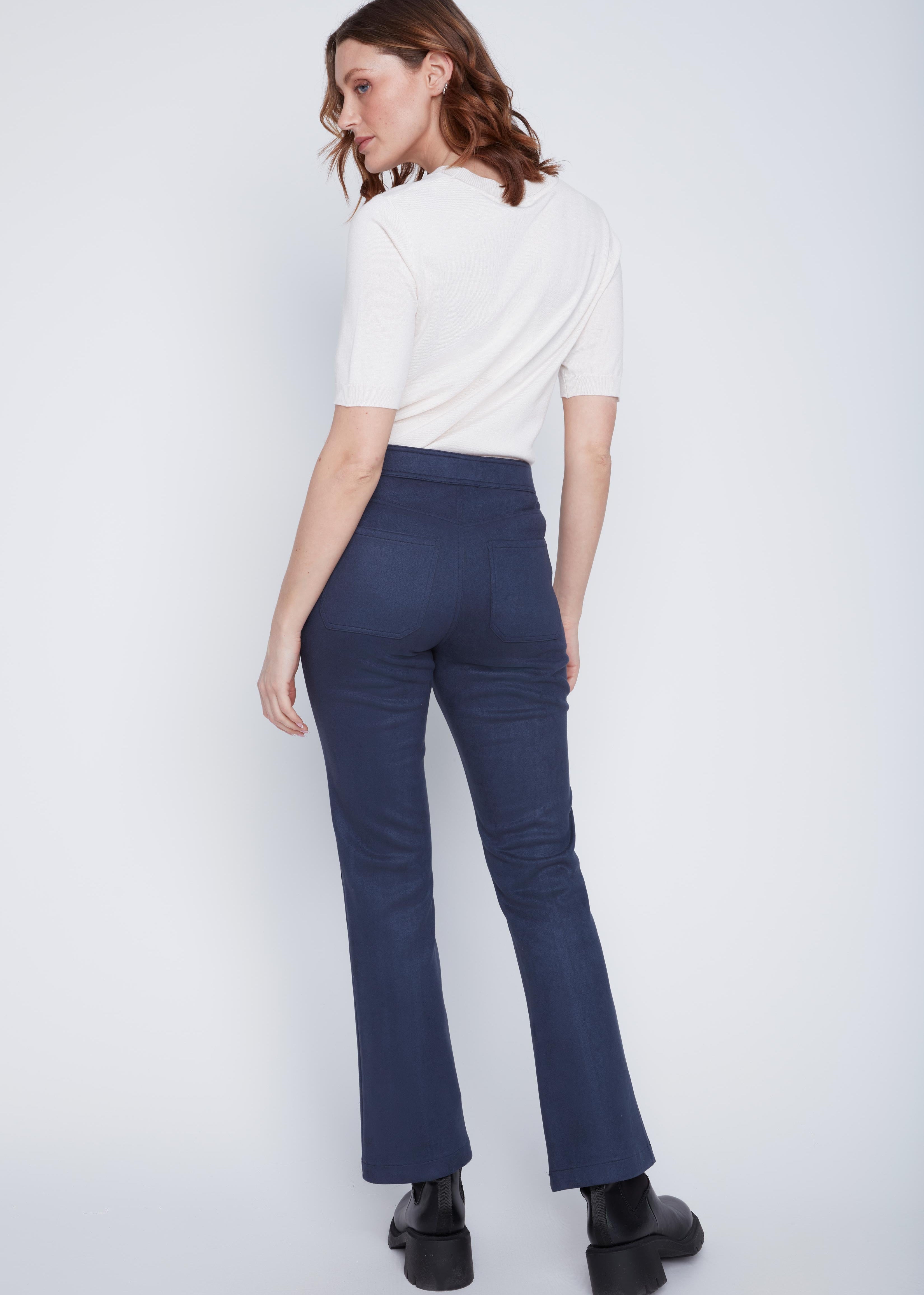 Pantalon Cyc Coco Y Club en suède végane de couleur bleu marin, à jambe évasée et taille élastique, avec deux boutons argentés à la taille.