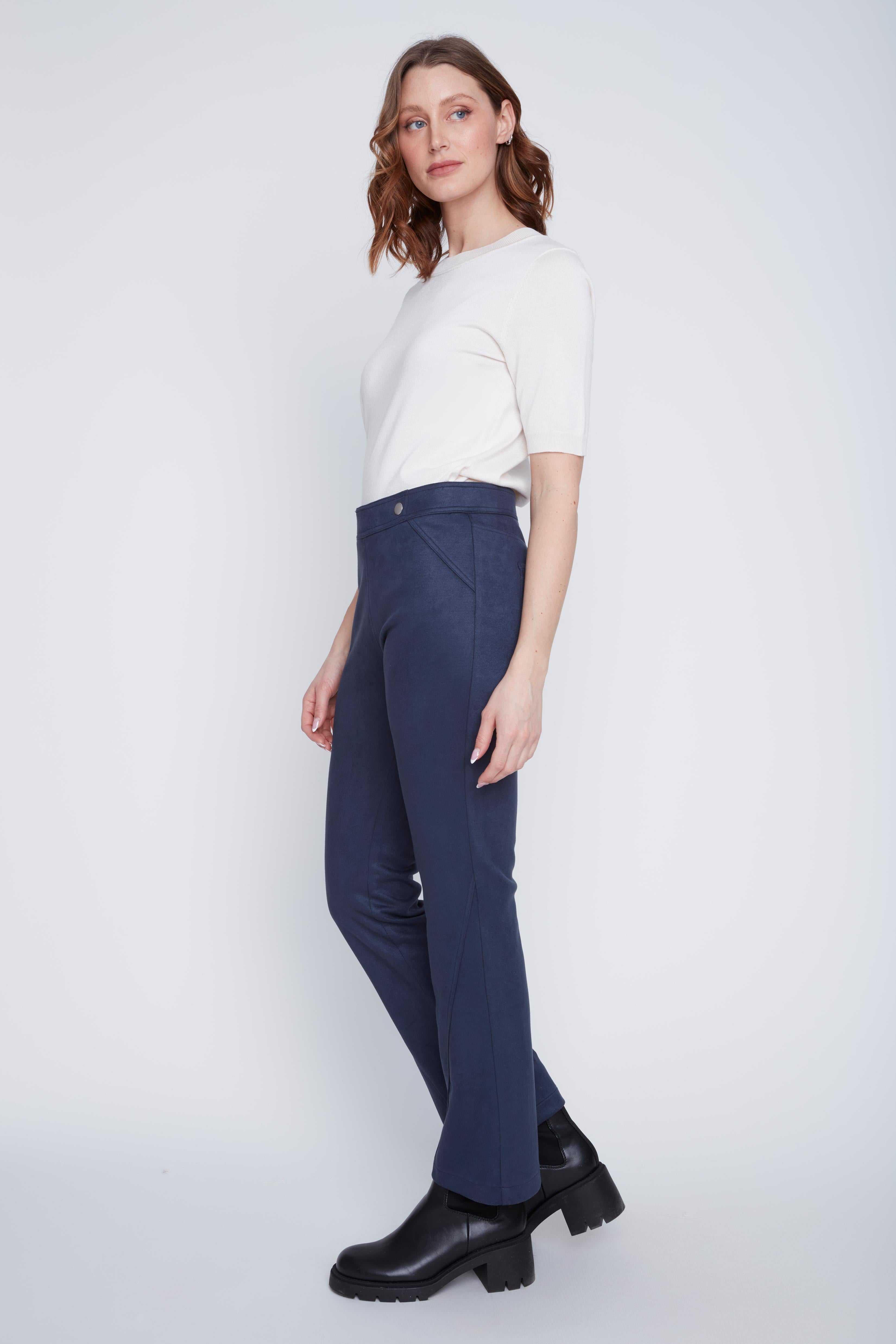 Pantalon Cyc Coco Y Club en suède végane de couleur bleu marin, à jambe évasée et taille élastique, avec deux boutons argentés à la taille.
