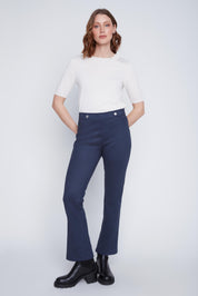 Pantalon Cyc Coco Y Club en suède végane de couleur bleu marin, à jambe évasée et taille élastique, avec deux boutons argentés à la taille.