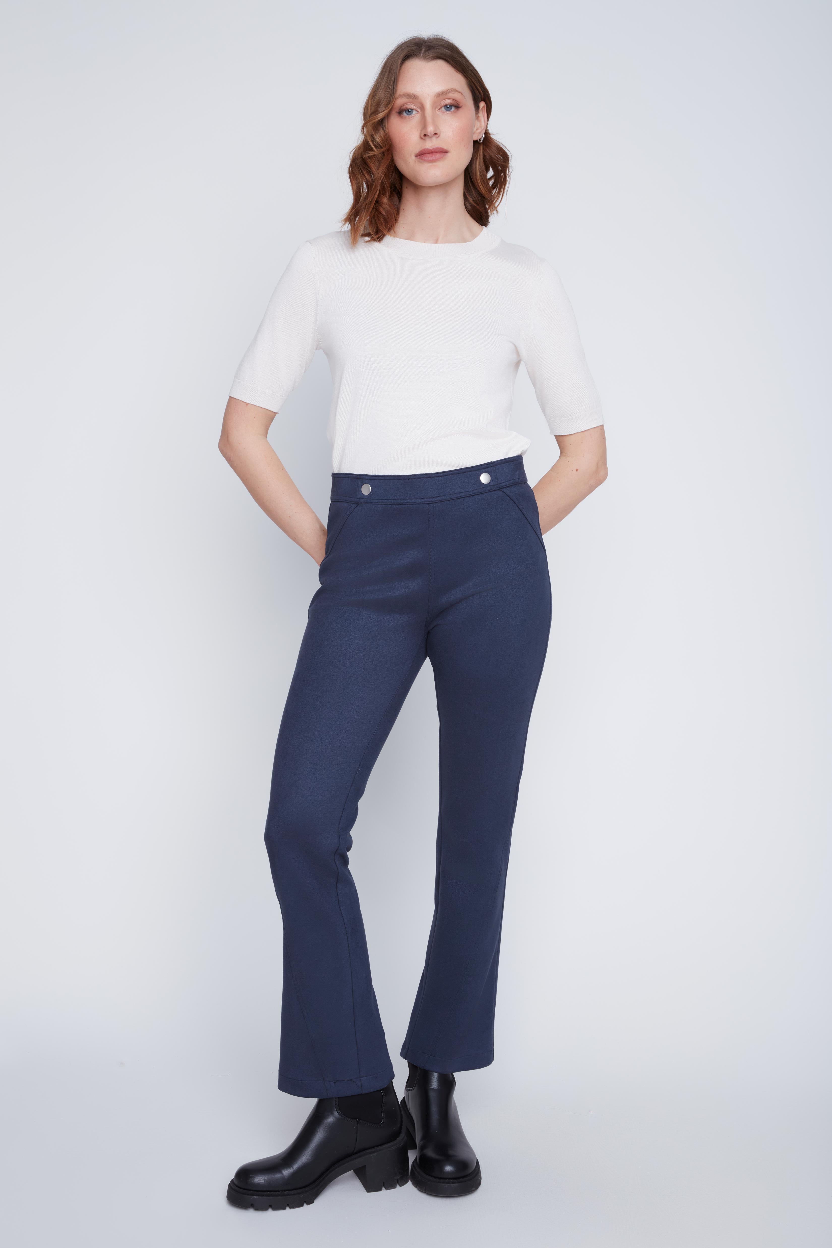 Pantalon Cyc Coco Y Club en suède végane de couleur bleu marin, à jambe évasée et taille élastique, avec deux boutons argentés à la taille.