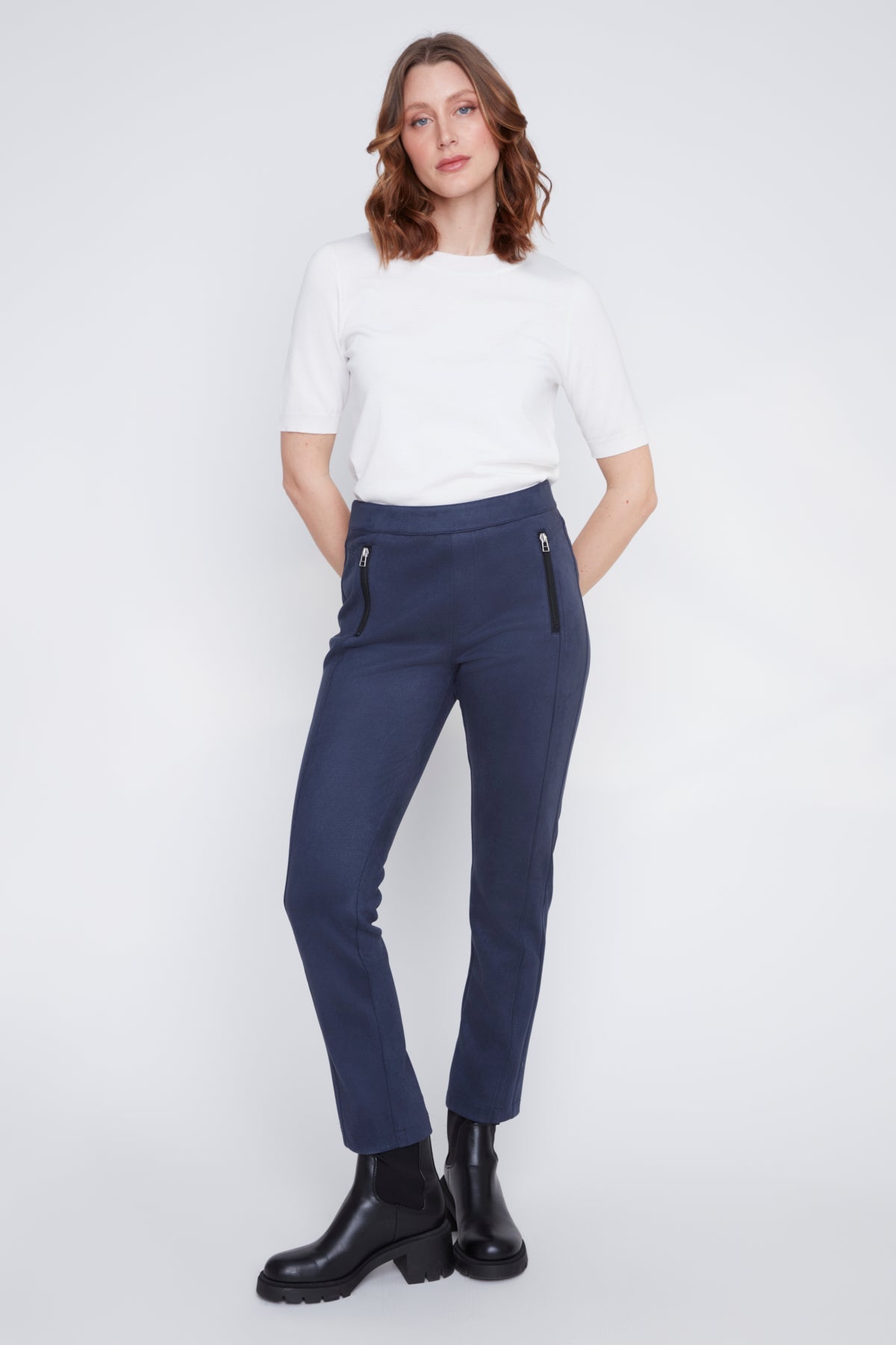 Pantalon étroit pour femme en suède végan (faux daim), sans fermeture éclair, facile à enfiler. Disponible en noir et marine. Marque Coco Y Club.