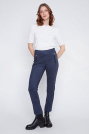 Pantalon étroit pour femme en suède végan (faux daim), sans fermeture éclair, facile à enfiler. Disponible en noir et marine. Marque Coco Y Club.