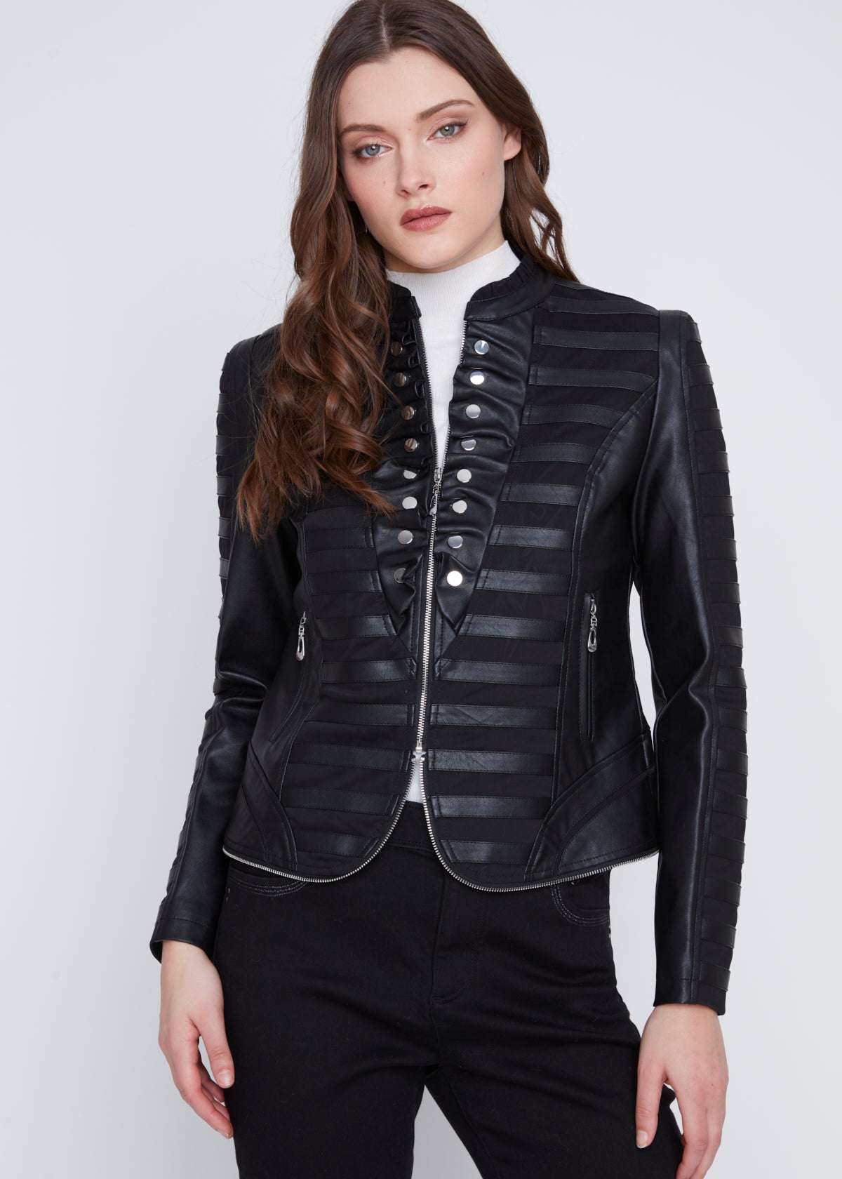 Veston noir pour femme, combinant un tricot souple et des empiècements en cuir végan (PU) avec des détails argents. Marque Coco Y Club.