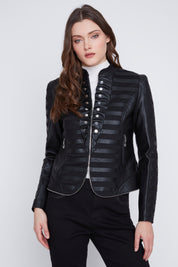 Veston noir pour femme, combinant un tricot souple et des empiècements en cuir végan (PU) avec des détails argents. Marque Coco Y Club.