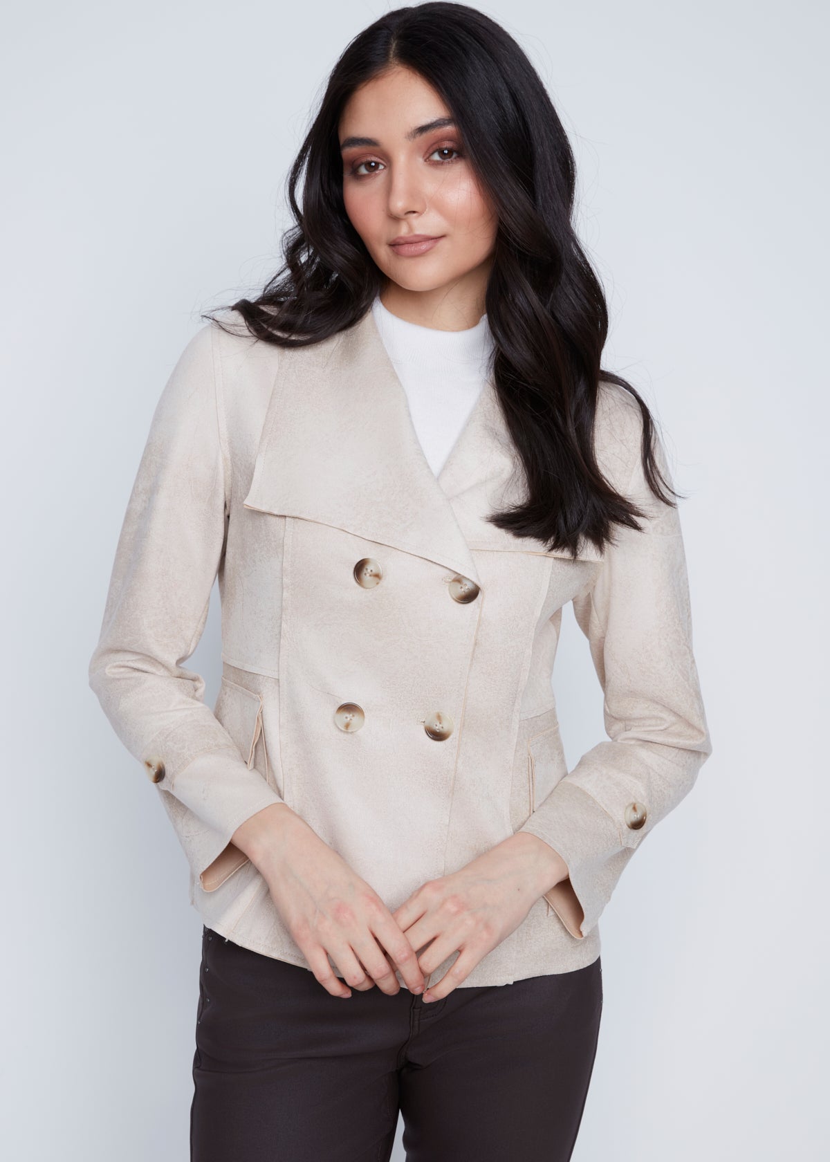 Manteau trench court pour femme en suède végan (faux daim) de couleur sable. Tissu extensible 90% polyester, 10% élasthanne. Marque Coco Y Club.