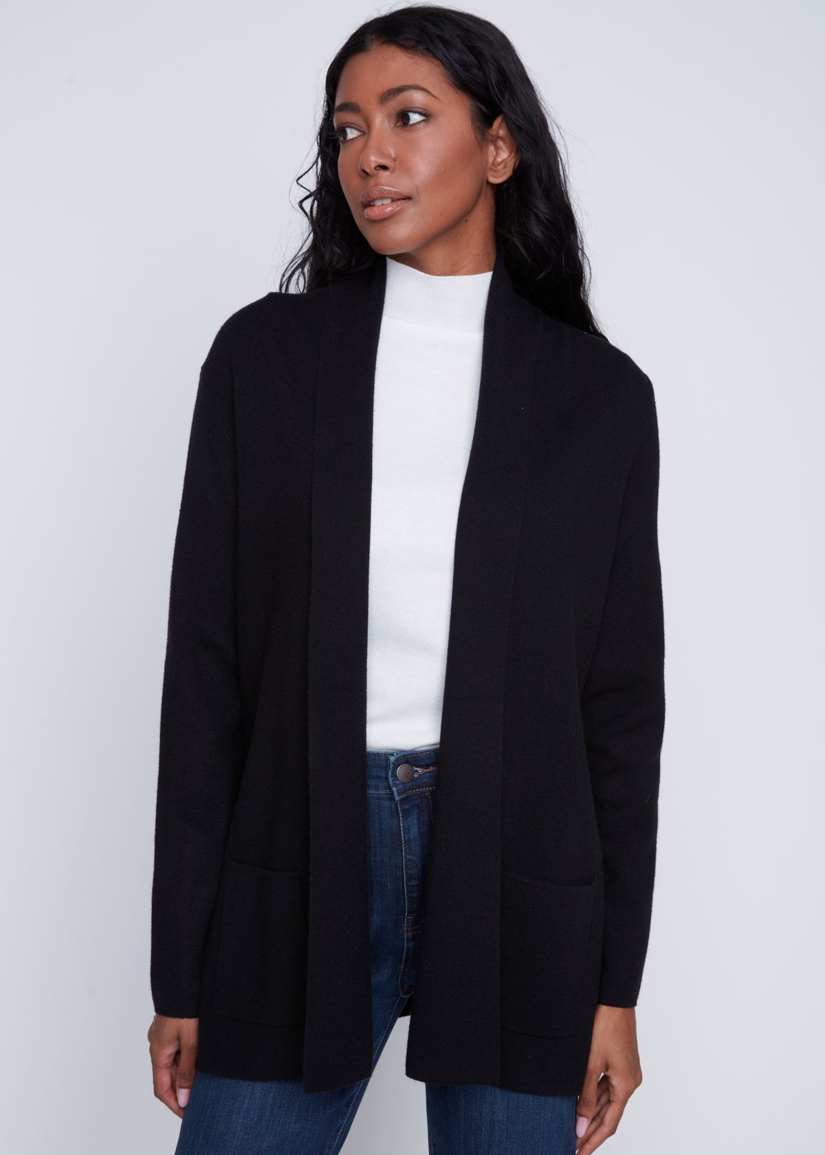Cardigan noir en tricot pour femme, avec poches fonctionnelles. Tissu 51% viscose, 30% polyester, 19% nylon. Marque Coco Y Club.