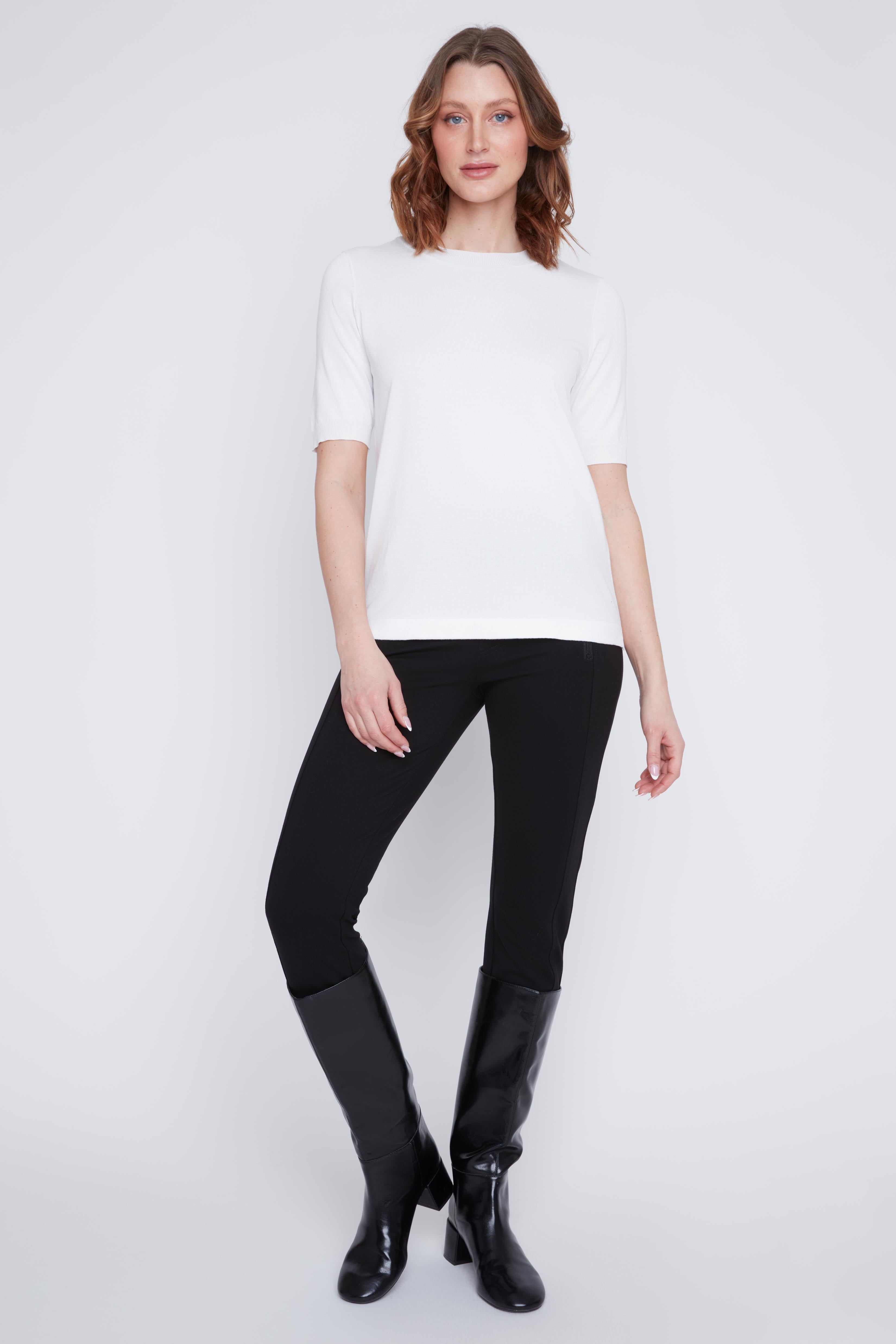 T-shirt Cyc en tricot fin, doux et léger, avec un col rond.