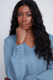 Chandail en tricot léger pour femme, col en V, manches longues bouffantes. Tissu doux en viscose et nylon mélangés. Marque Coco Y Club.