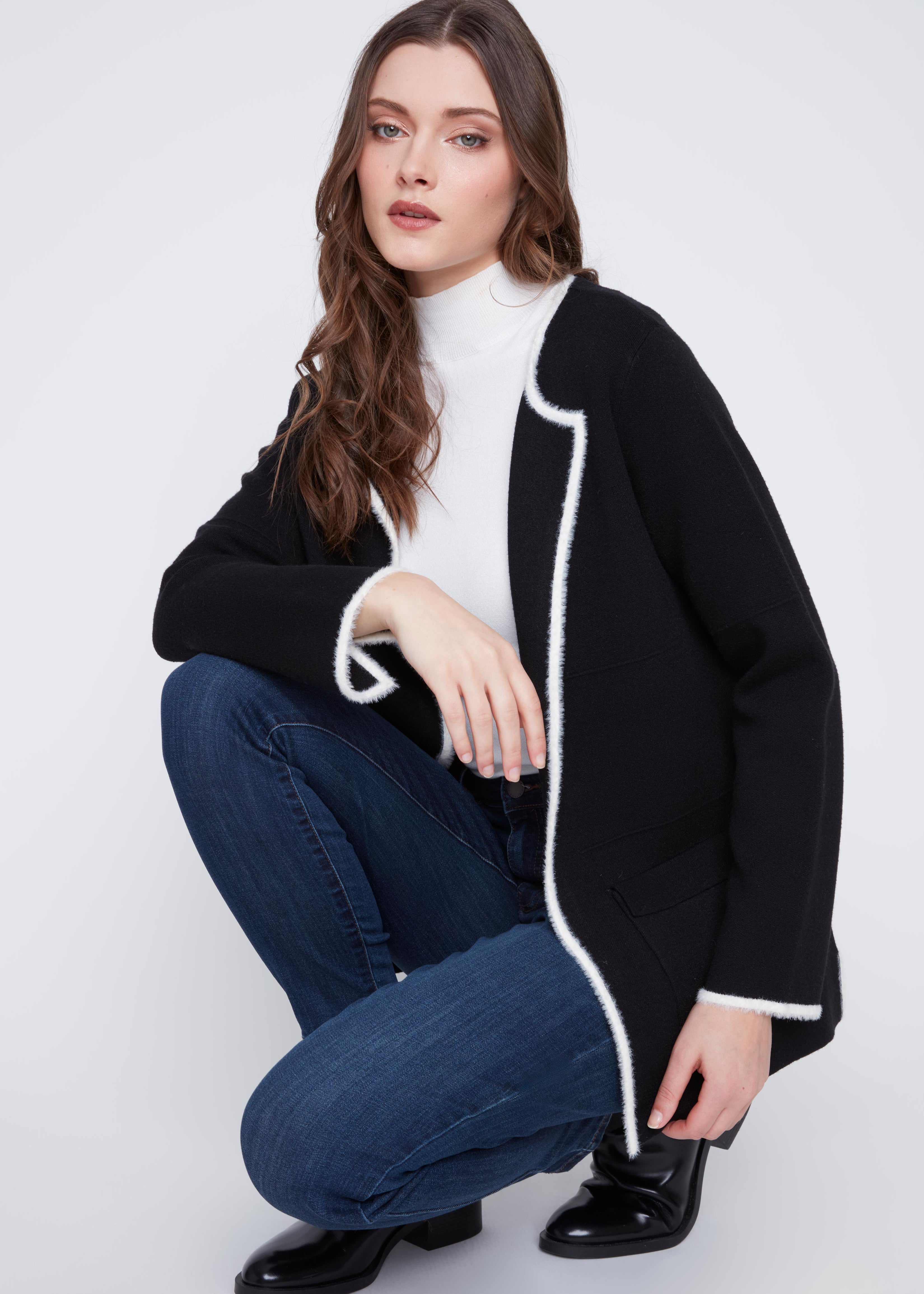 Cardigan noir en tricot pour femme, avec bordures blanches contrastantes. Tissu 51% viscose, 30% polyester, 19% nylon. Marque Coco Y Club.