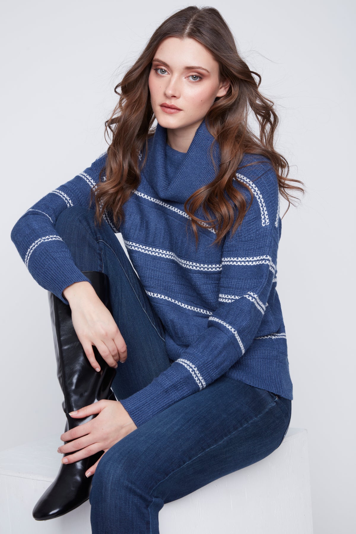 "Chandail en tricot à rayures bleu marine et blanc/crème pour femme, en mélange de Viscose, Polyester et Nylon. Marque Coco Y Club."