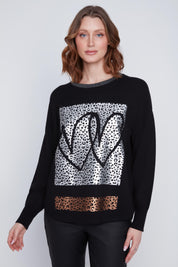 Chandail Cyc en tricot fin noir, avec un col brillant et un imprimé de carrés léopard argent et bronze ornés de deux cœurs.
