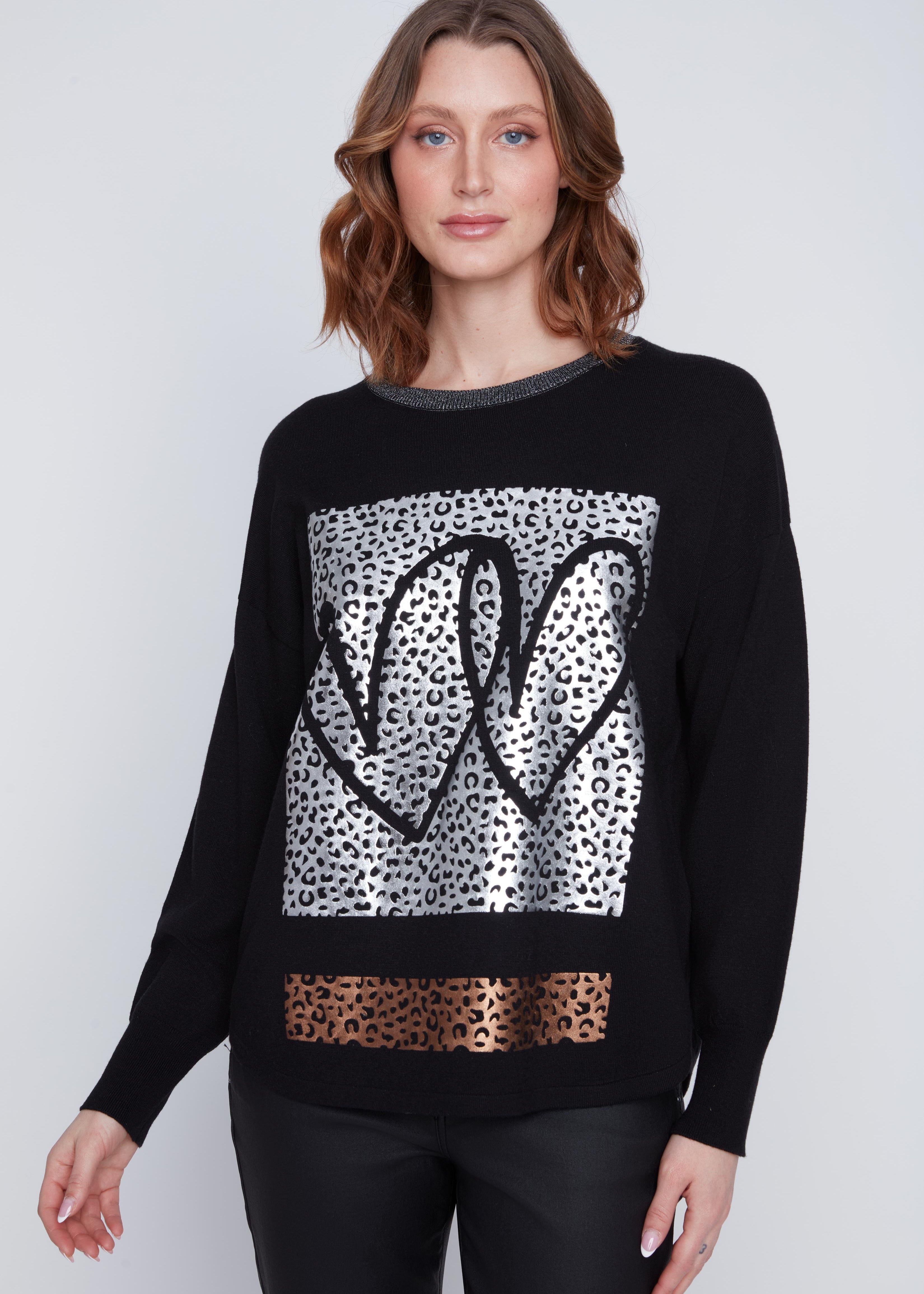 Chandail Cyc en tricot fin noir, avec un col brillant et un imprimé de carrés léopard argent et bronze ornés de deux cœurs.