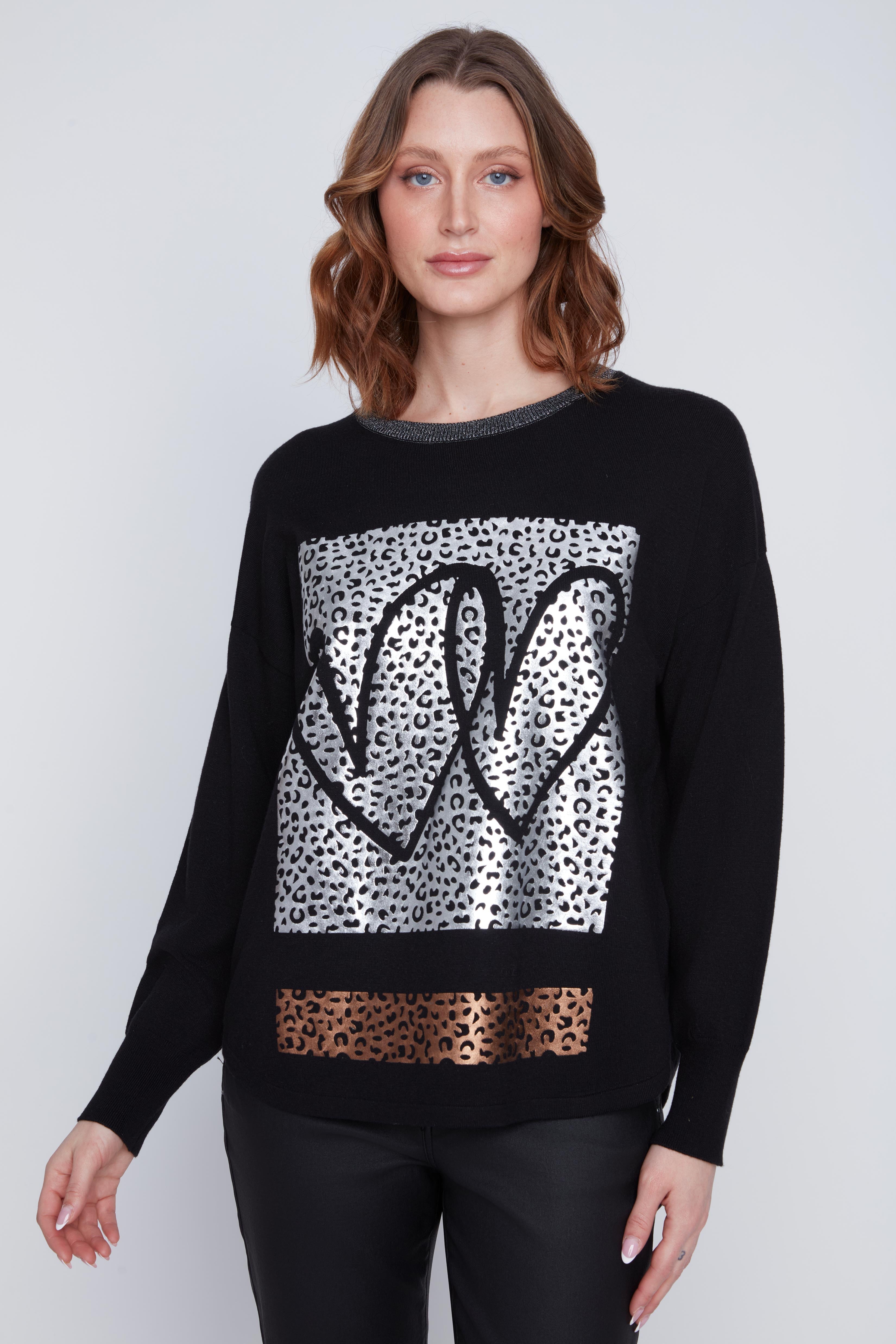 Chandail Cyc en tricot fin noir, avec un col brillant et un imprimé de carrés léopard argent et bronze ornés de deux cœurs.