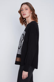Chandail Cyc en tricot fin noir, avec un col brillant et un imprimé de carrés léopard argent et bronze ornés de deux cœurs.