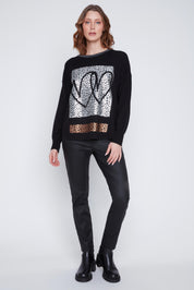 Chandail Cyc en tricot fin noir, avec un col brillant et un imprimé de carrés léopard argent et bronze ornés de deux cœurs.