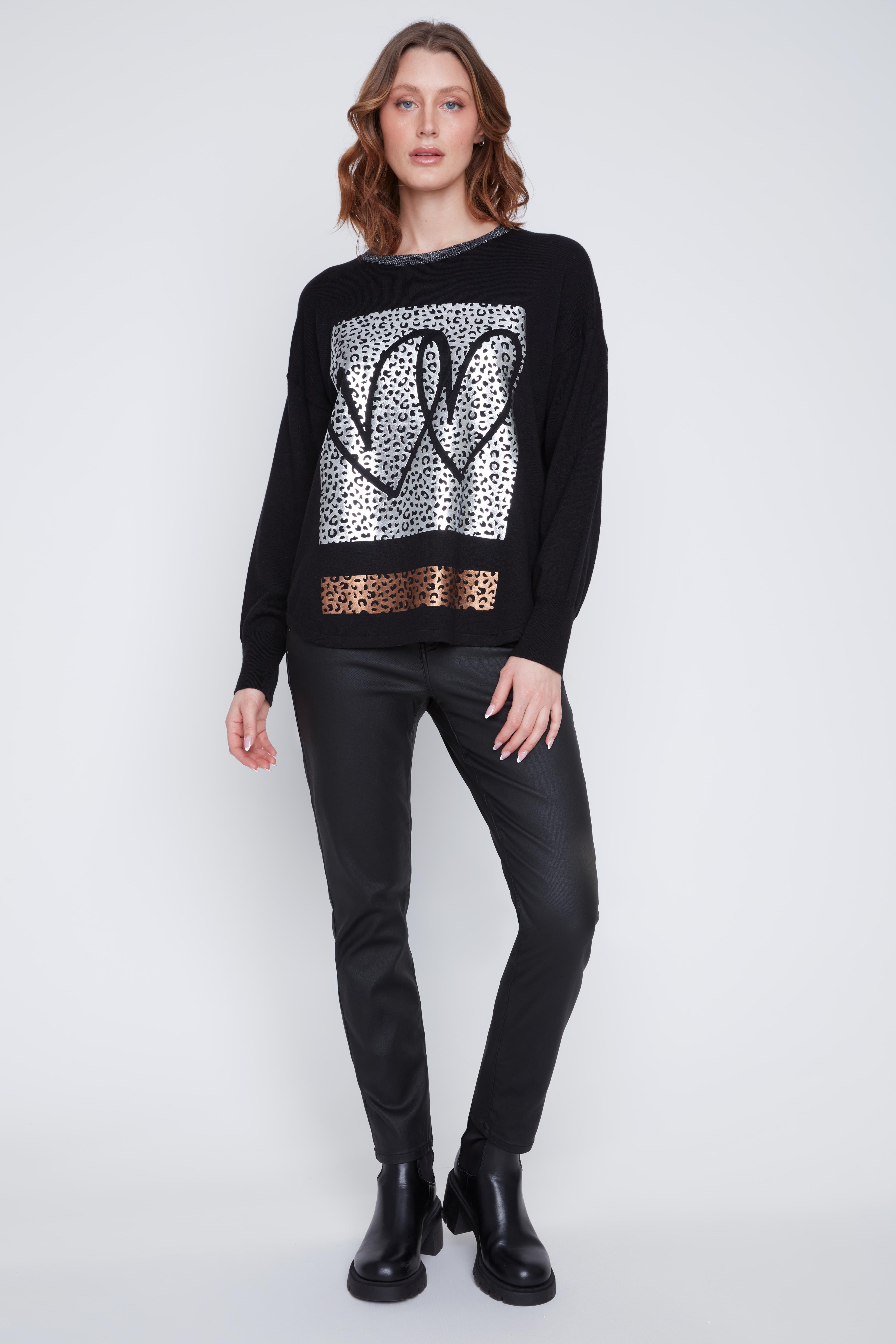 Chandail Cyc en tricot fin noir, avec un col brillant et un imprimé de carrés léopard argent et bronze ornés de deux cœurs.