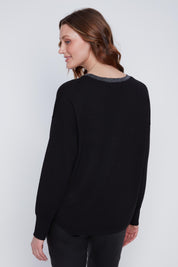 Chandail Cyc en tricot fin noir, avec un col brillant et un imprimé de carrés léopard argent et bronze ornés de deux cœurs.