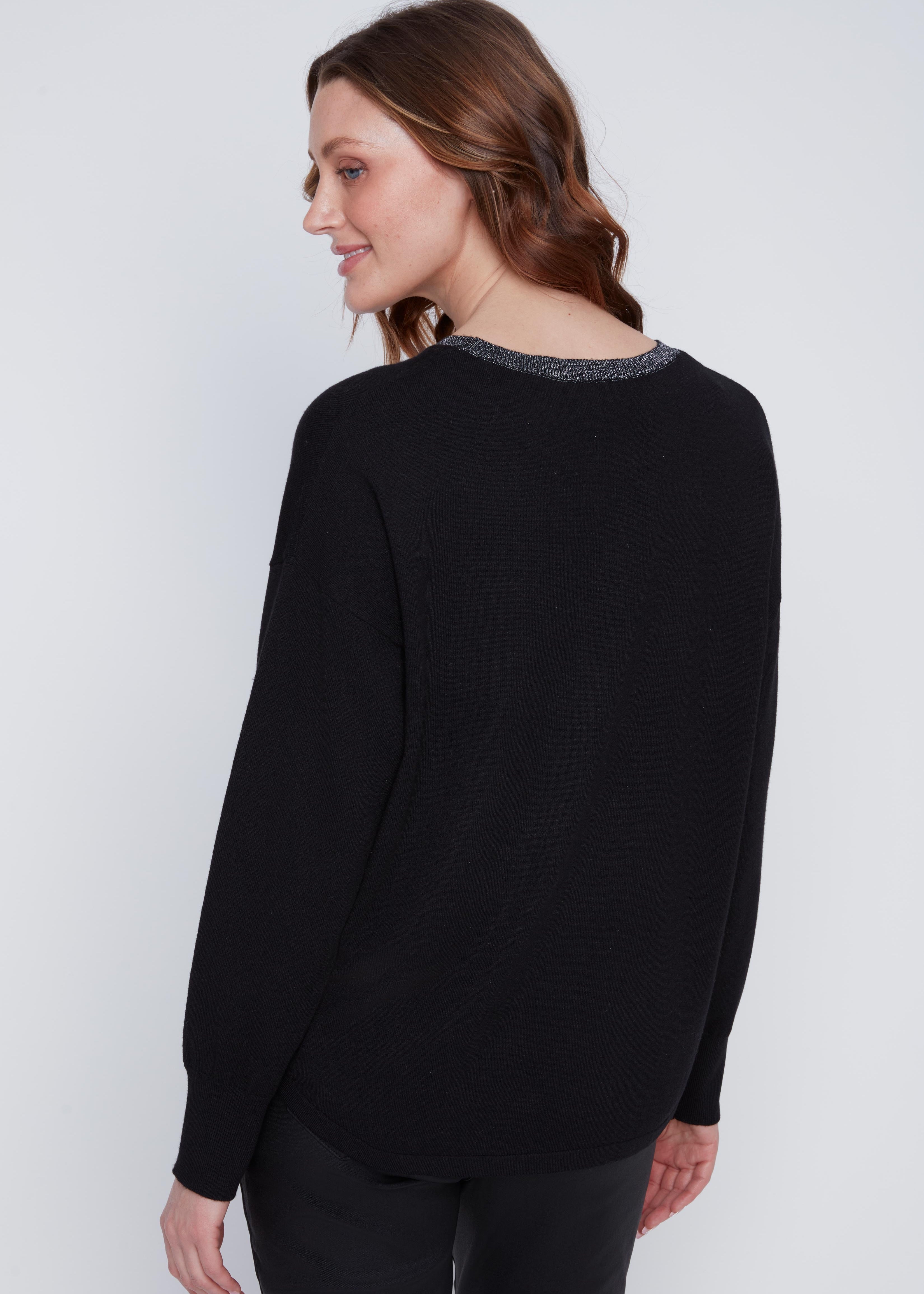 Chandail Cyc en tricot fin noir, avec un col brillant et un imprimé de carrés léopard argent et bronze ornés de deux cœurs.