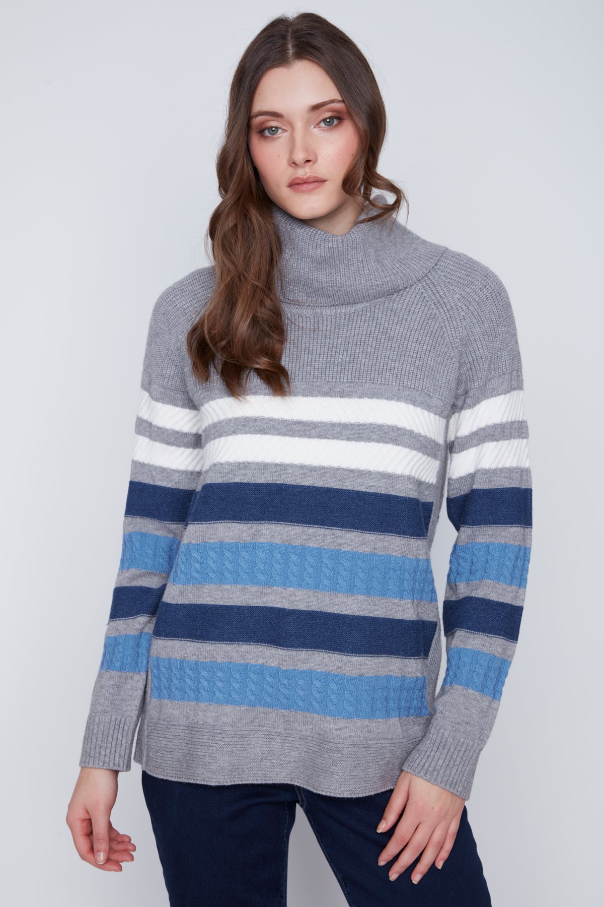 Chandail en tricot à rayures bleu acier et blanc/crème pour femme, en mélange de Viscose, Polyester et Nylon. Marque Coco Y Club.