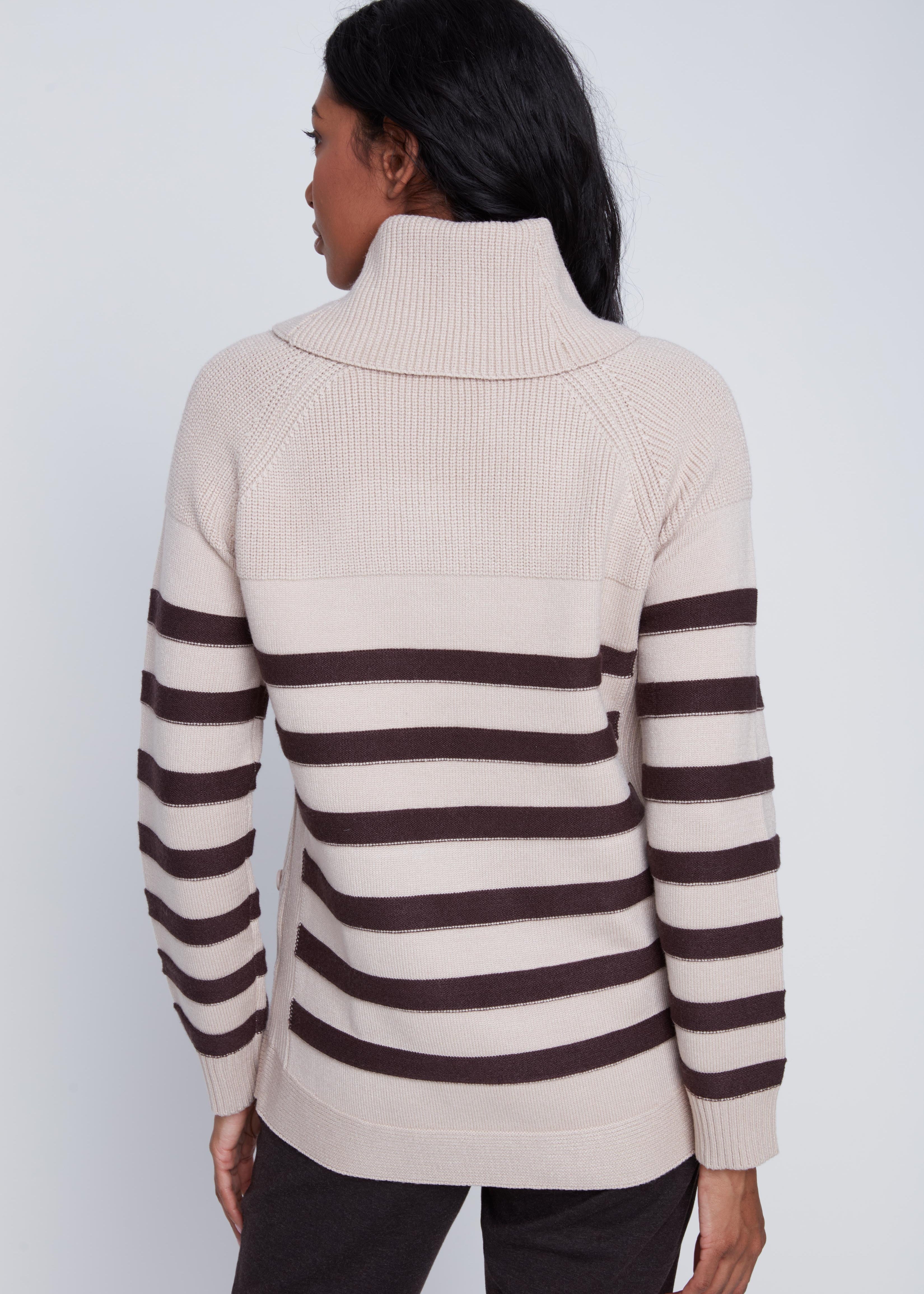 Chandail Cyc Coco Y Club en tricot à rayures brunes et beiges, avec un col roulé, des cordons et une poche kangourou.