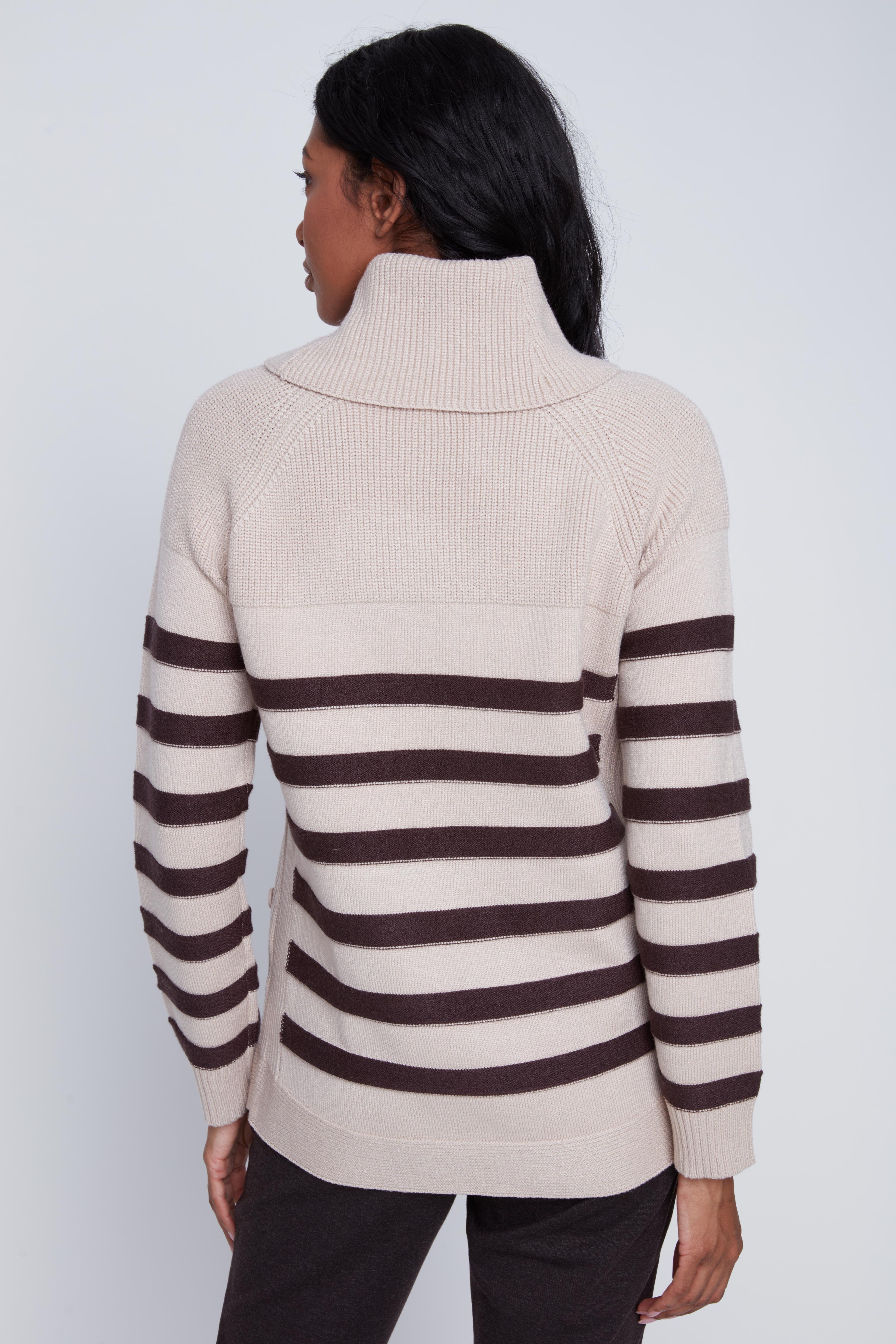 Chandail Cyc Coco Y Club en tricot à rayures brunes et beiges, avec un col roulé, des cordons et une poche kangourou.