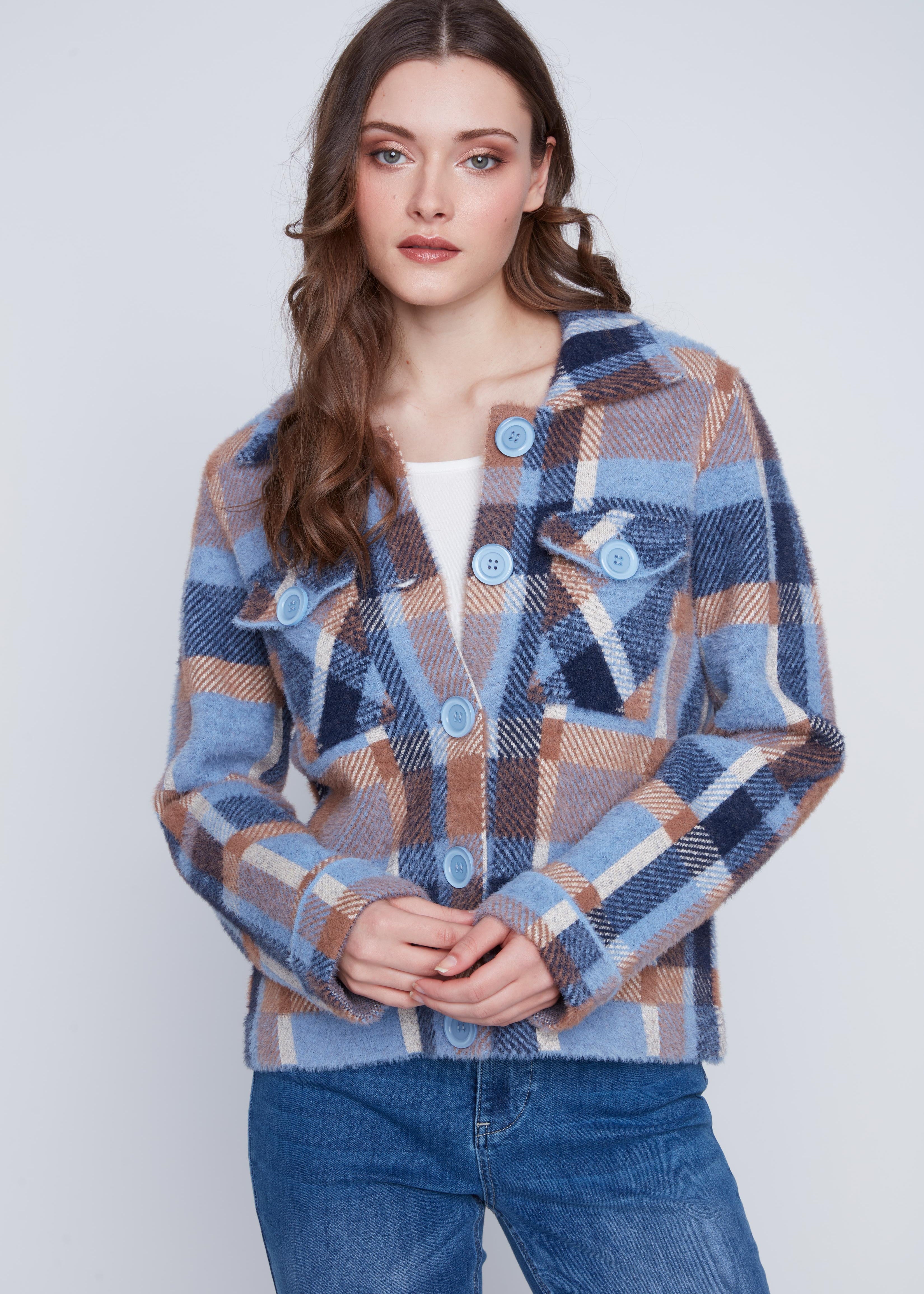 Manteau court en tricot effet peluche à carreaux beiges, bleus, bruns et crème, avec des boutons bleus.