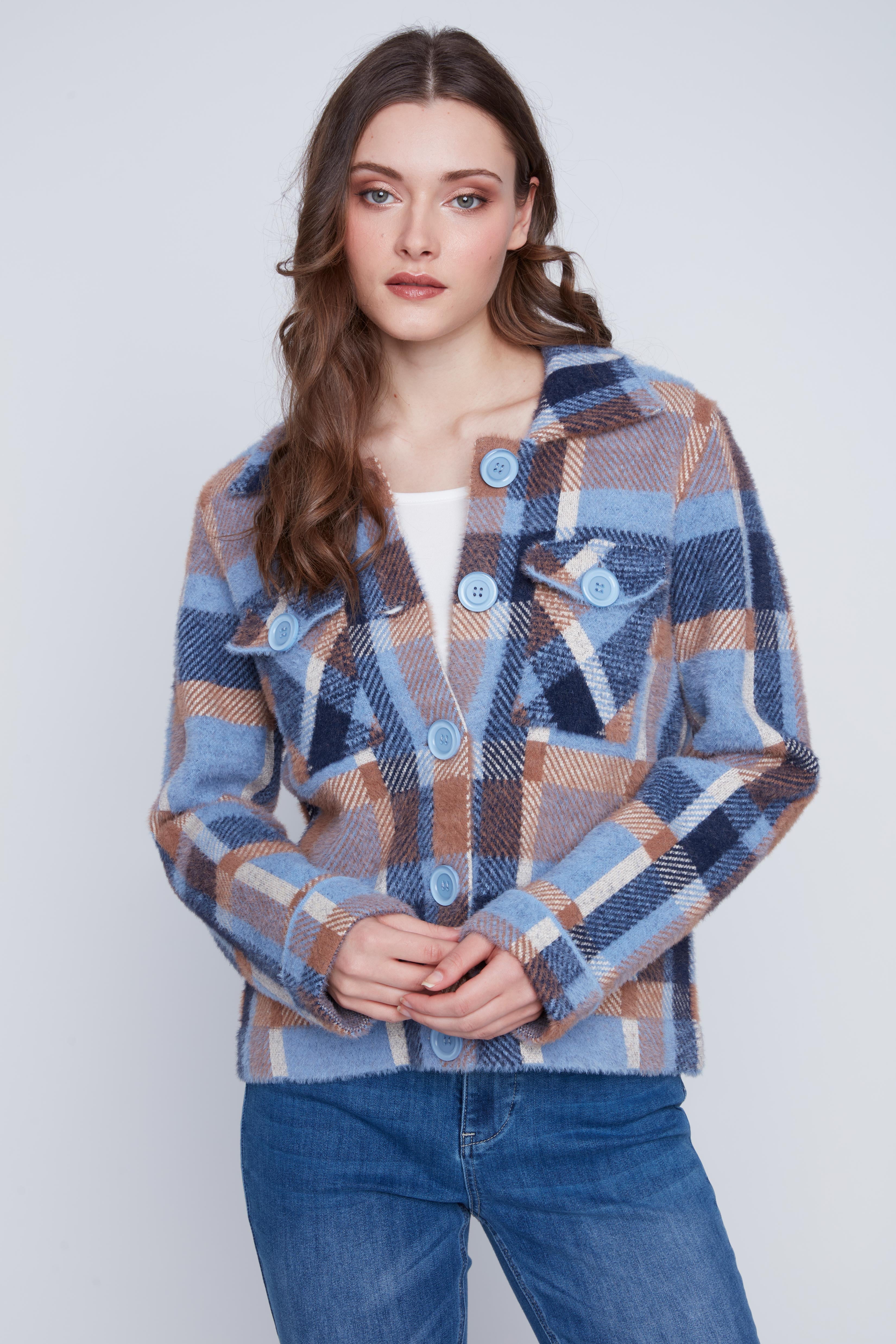 Manteau court en tricot effet peluche à carreaux beiges, bleus, bruns et crème, avec des boutons bleus.