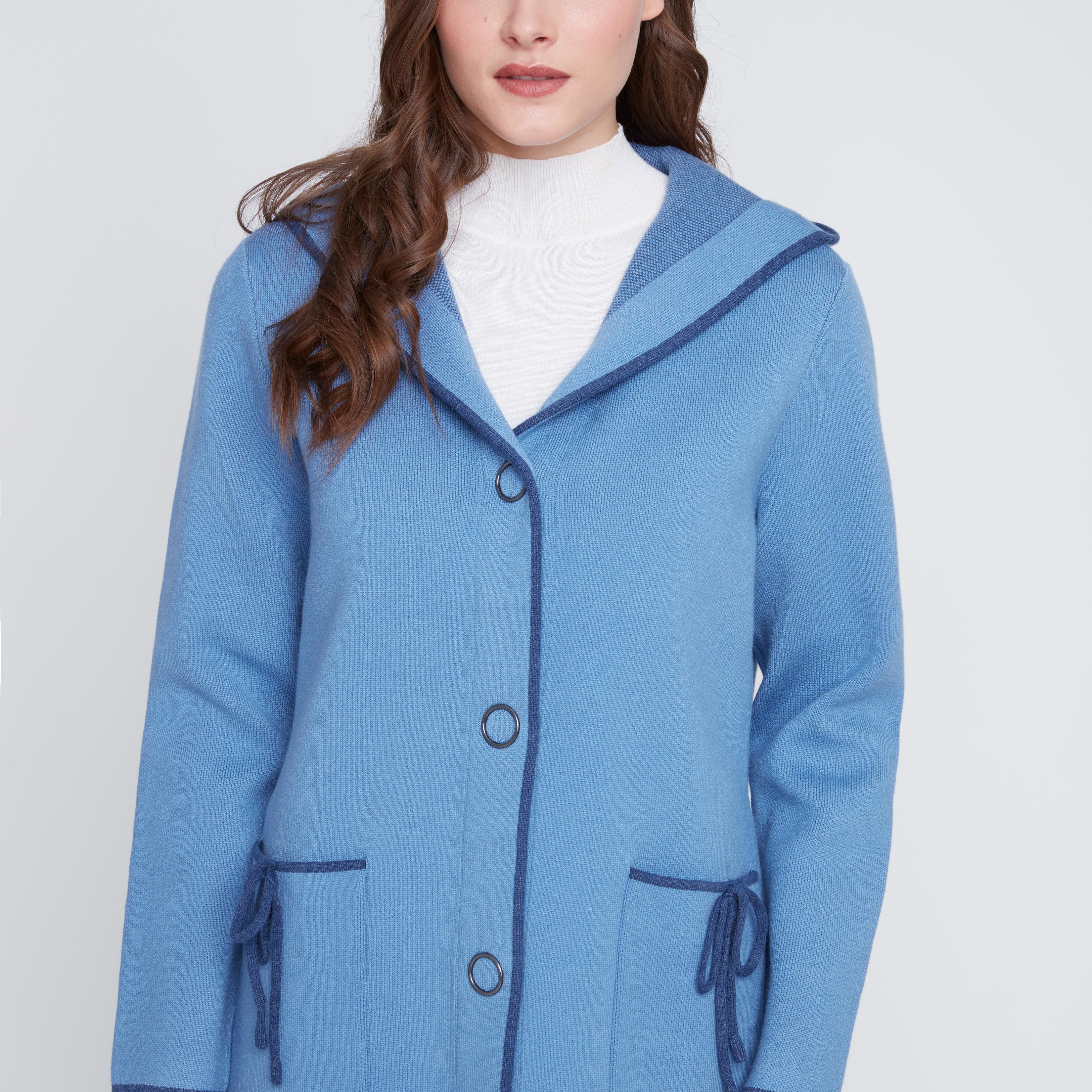 Veste manteau en tricot Coco Y Club de couleur bleu acier, avec boucles décoratives sur les poches.