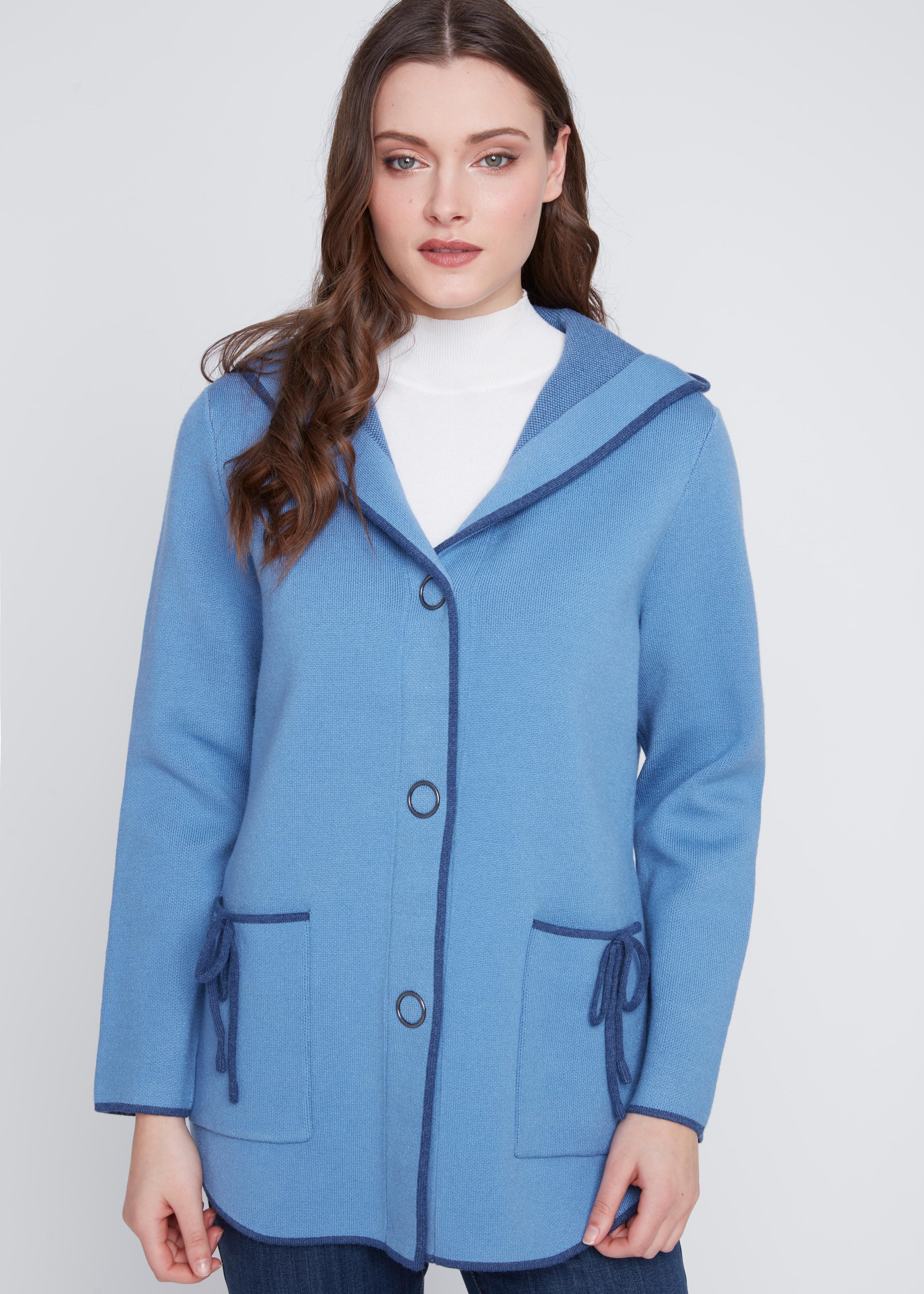 Veste manteau en tricot Coco Y Club de couleur bleu acier, avec boucles décoratives sur les poches.