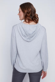 Chandail Cyc Coco Y Club en tricot fin gris, avec un capuchon, des motifs carrés bleu et argent, et des manches longues.