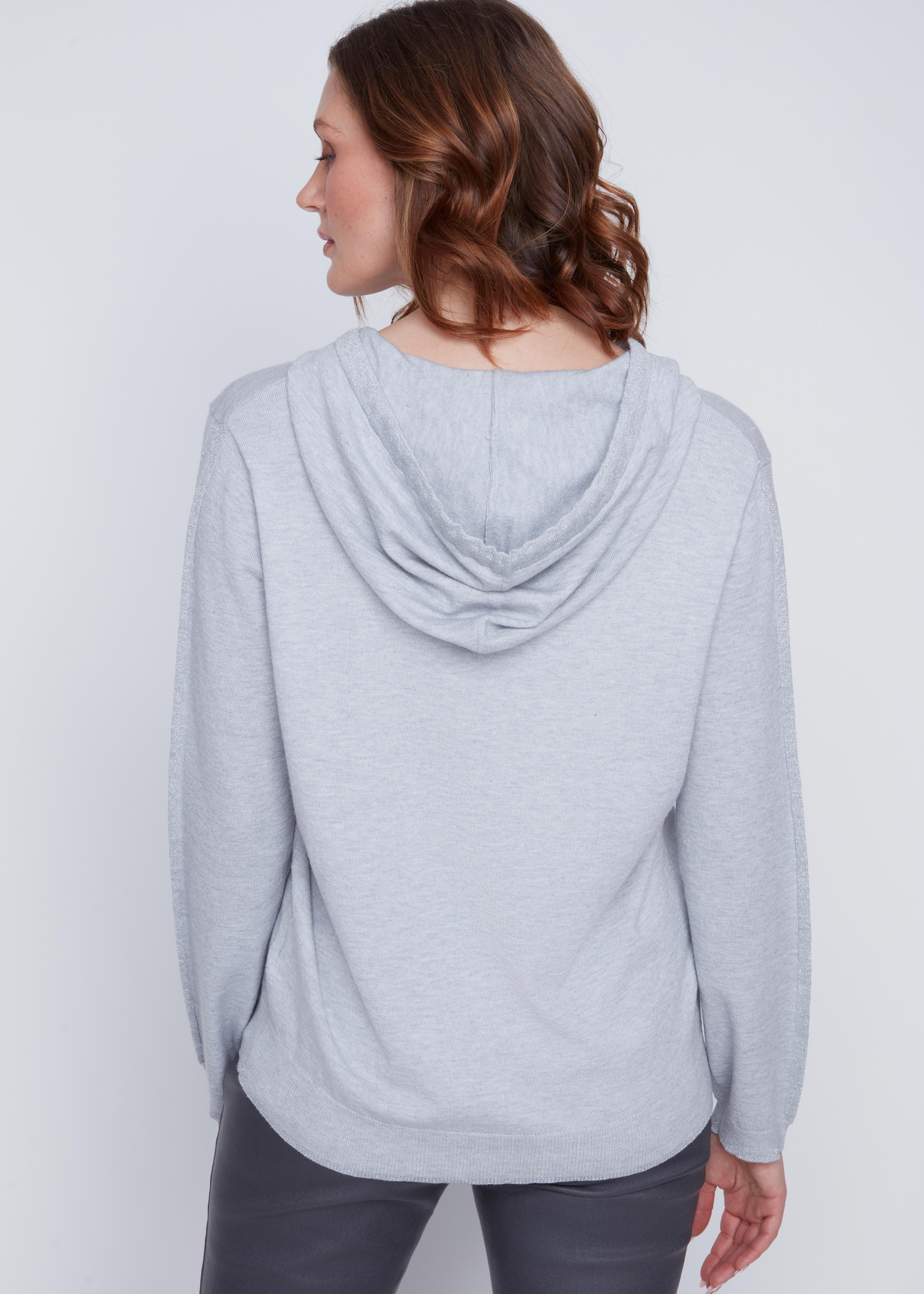 Chandail Cyc Coco Y Club en tricot fin gris, avec un capuchon, des motifs carrés bleu et argent, et des manches longues.