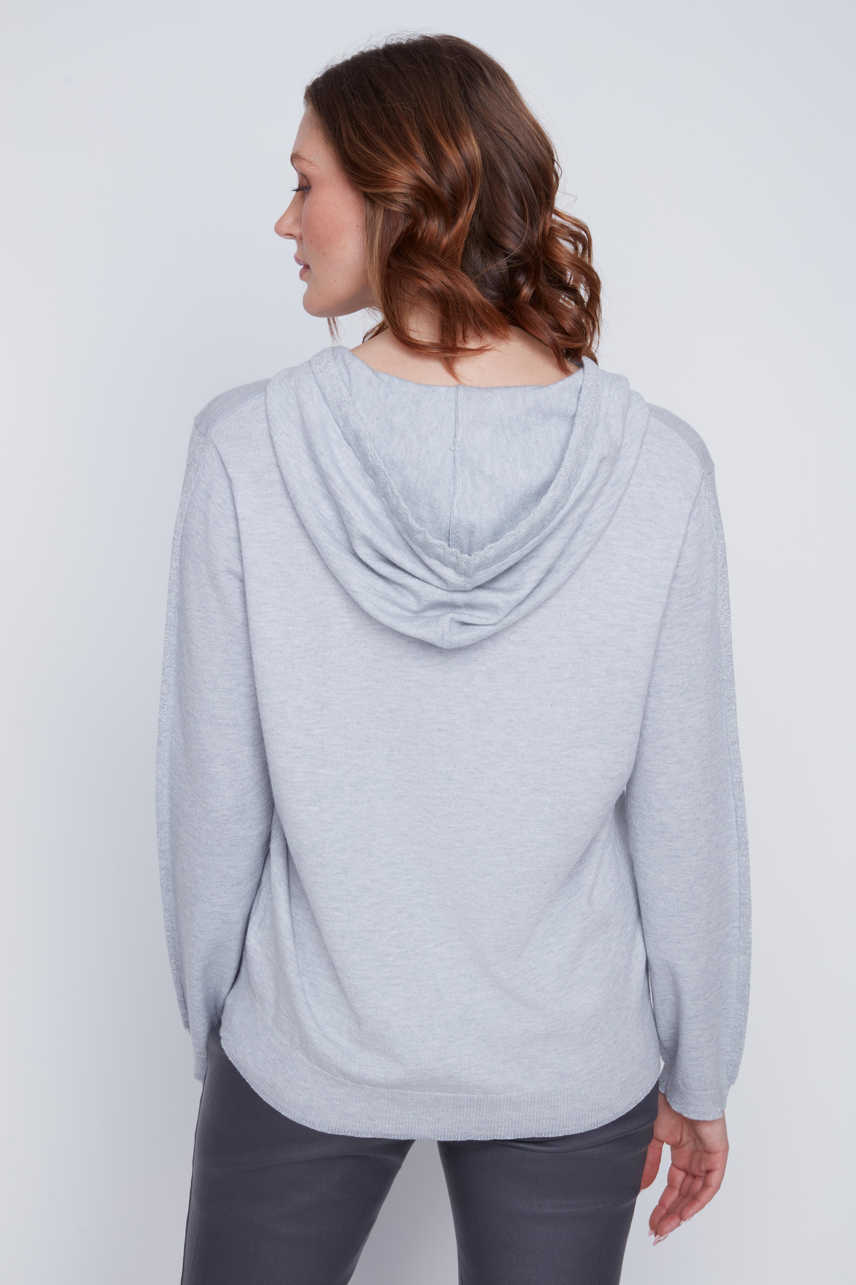 Chandail Cyc Coco Y Club en tricot fin gris, avec un capuchon, des motifs carrés bleu et argent, et des manches longues.